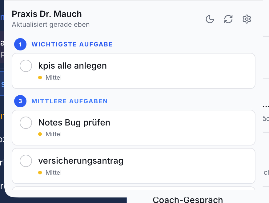 Popup-Widget mit Aufgabenliste: Praxis Dr. Mauch. Sektionen Wichtigste Aufgabe (1 Eintrag) und Mittlere Aufgaben (3 Einträge), je mit Checkbox und Priorität Mittel. Oben rechts: Symbole für Nachtmodus, Aktualisierung, Einstellungen.