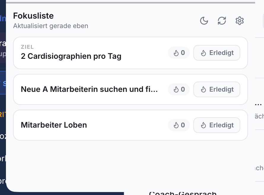 App Fokusliste mit Zielen wie 2 Cardios pro Tag. Einträge zeigen Flammen-Icon mit 0 und Erledigt-Button. Oben Mond, Aktualisieren, Zahnrad-Icons.