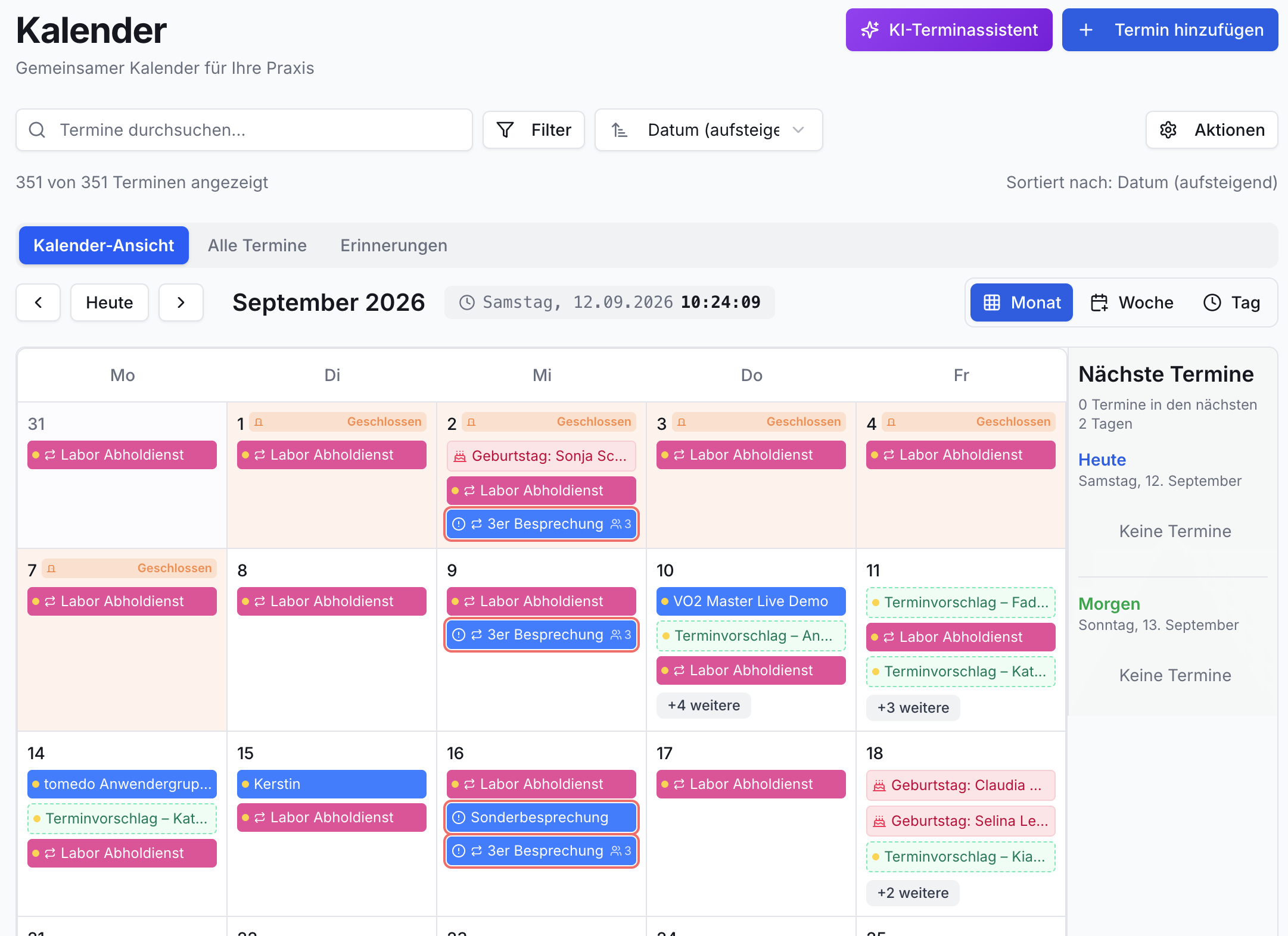 Monatsansicht September 2026 des Praxiskalenders. Mit Suchfeld, Filter, Buttons (KI-Assistent, Termin hinzufügen). Kalendergrid zeigt farbige Termine, rechts 'Nächste Termine'.