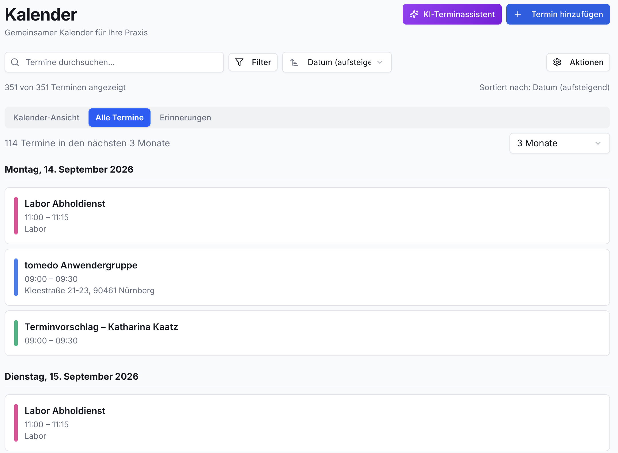 Praxiskalender zeigt Liste Alle Termine mit Suchfeld, Filter, KI-Assistent. Buttons Termin hinzufügen, Aktionen. Termine für 14./15. September 2026.