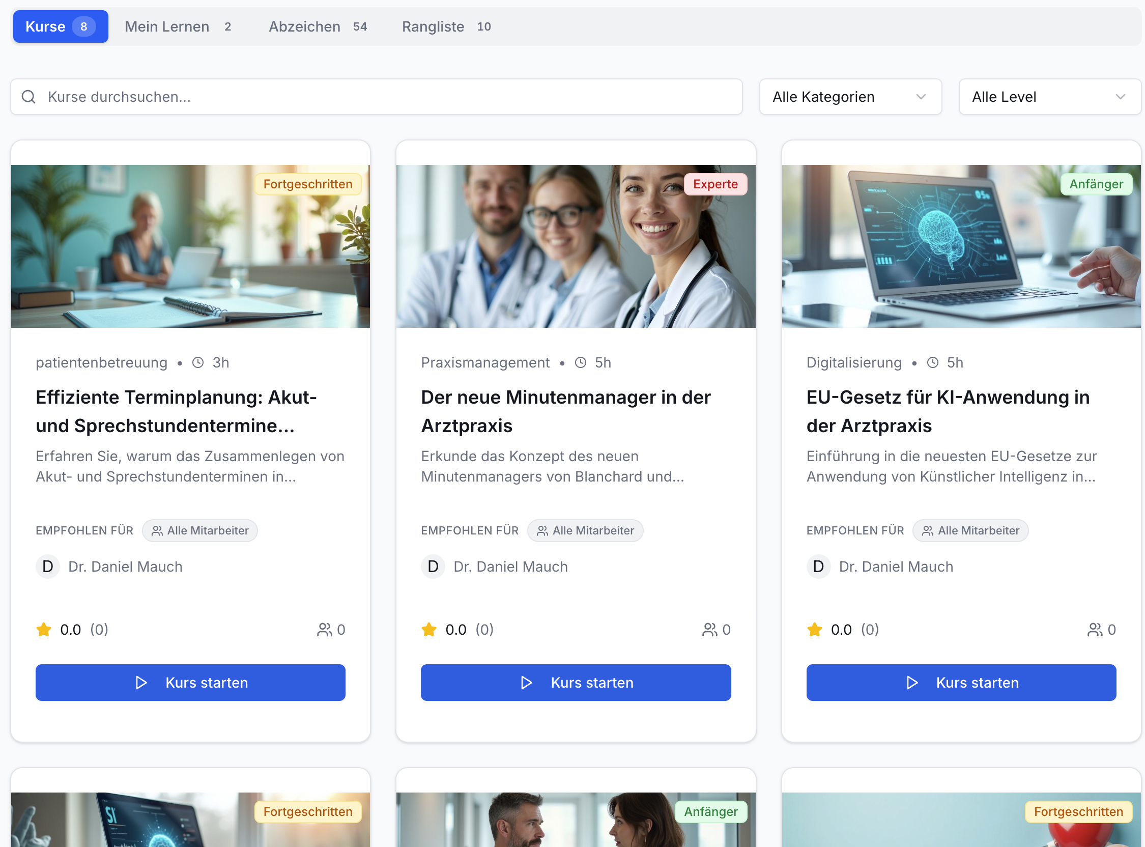 Online-Kursübersicht Effizienz Praxis: Aktiver Tab Kurse (8), Suchfeld, Filter. Drei Kursboxen mit Titel, Dozent, Bewertung, Start-Button.