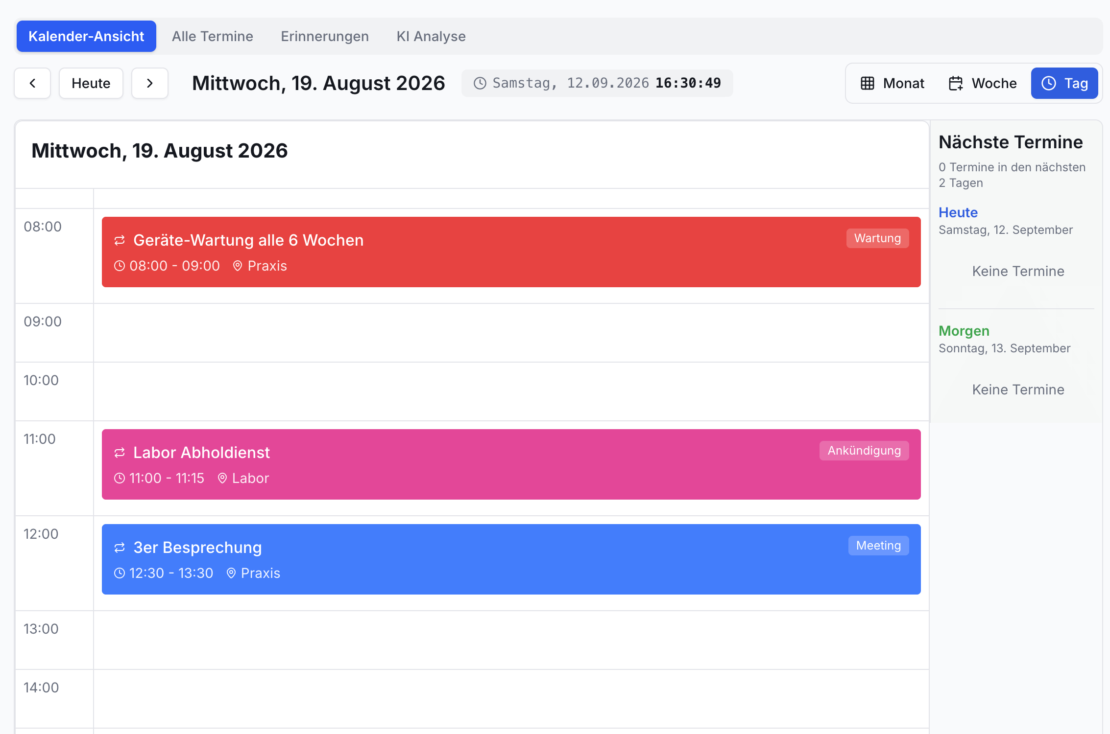 Tagesansicht Kalender 19. August 2026. Links Zeitleiste mit 3 farbigen Terminen (Wartung, Labor, Besprechung). Rechts nächste Termine Sidebar.