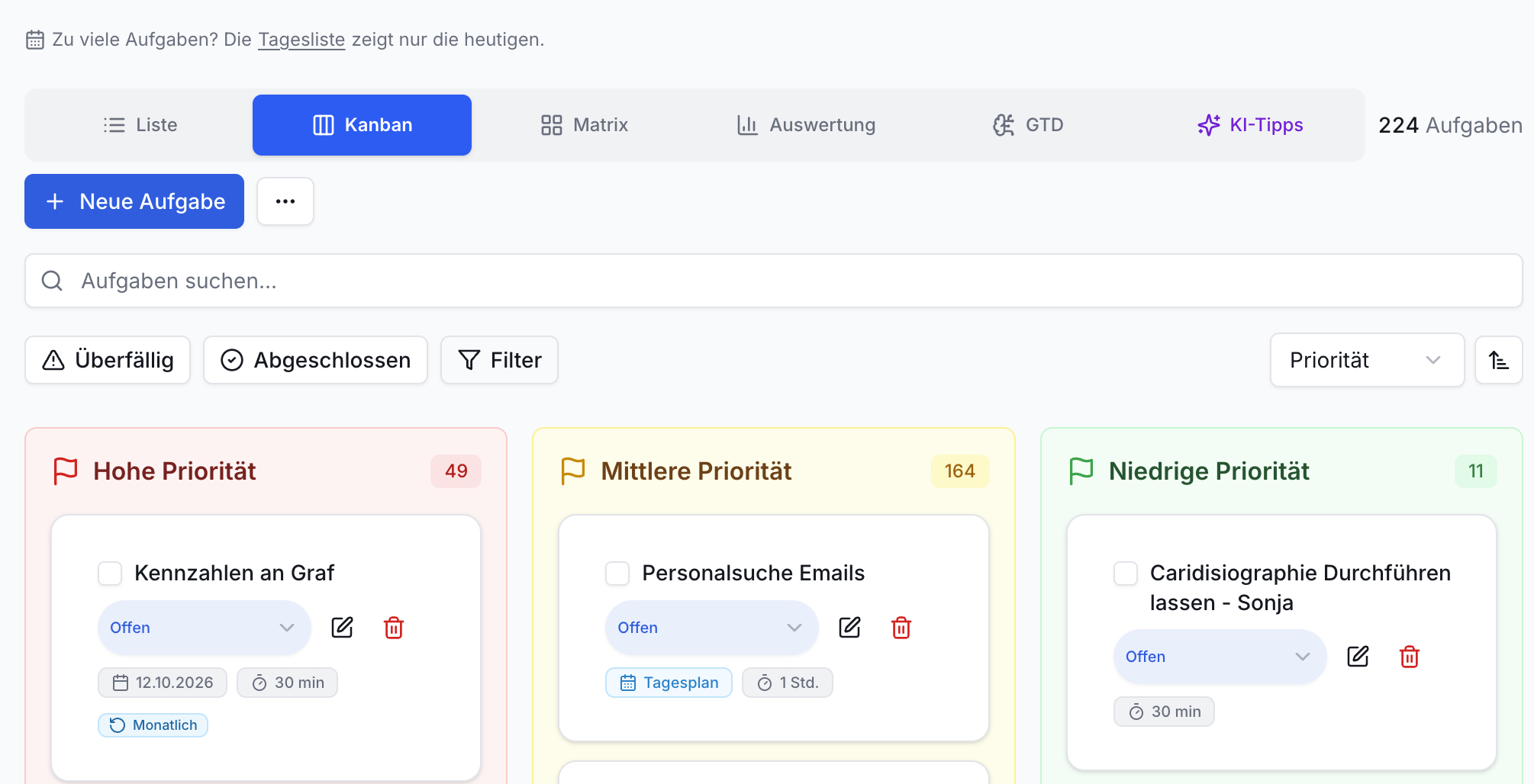 Screenshot des Aufgaben-Kanban-Boards mit Spalten Hohe, Mittlere und Niedrige Priorität. Zeigt Task-Karten, Filter, Suchfeld und den Button Neue Aufgabe.