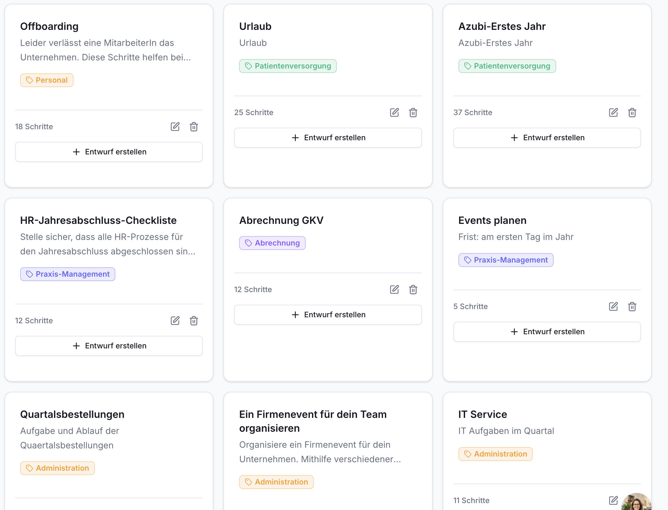 Rasteransicht von neun Workflow-Vorlagenkarten in Effizienz Praxis. Jede Karte zeigt Titel, Beschreibung, Tag, Schrittanzahl und 'Entwurf erstellen' Button.