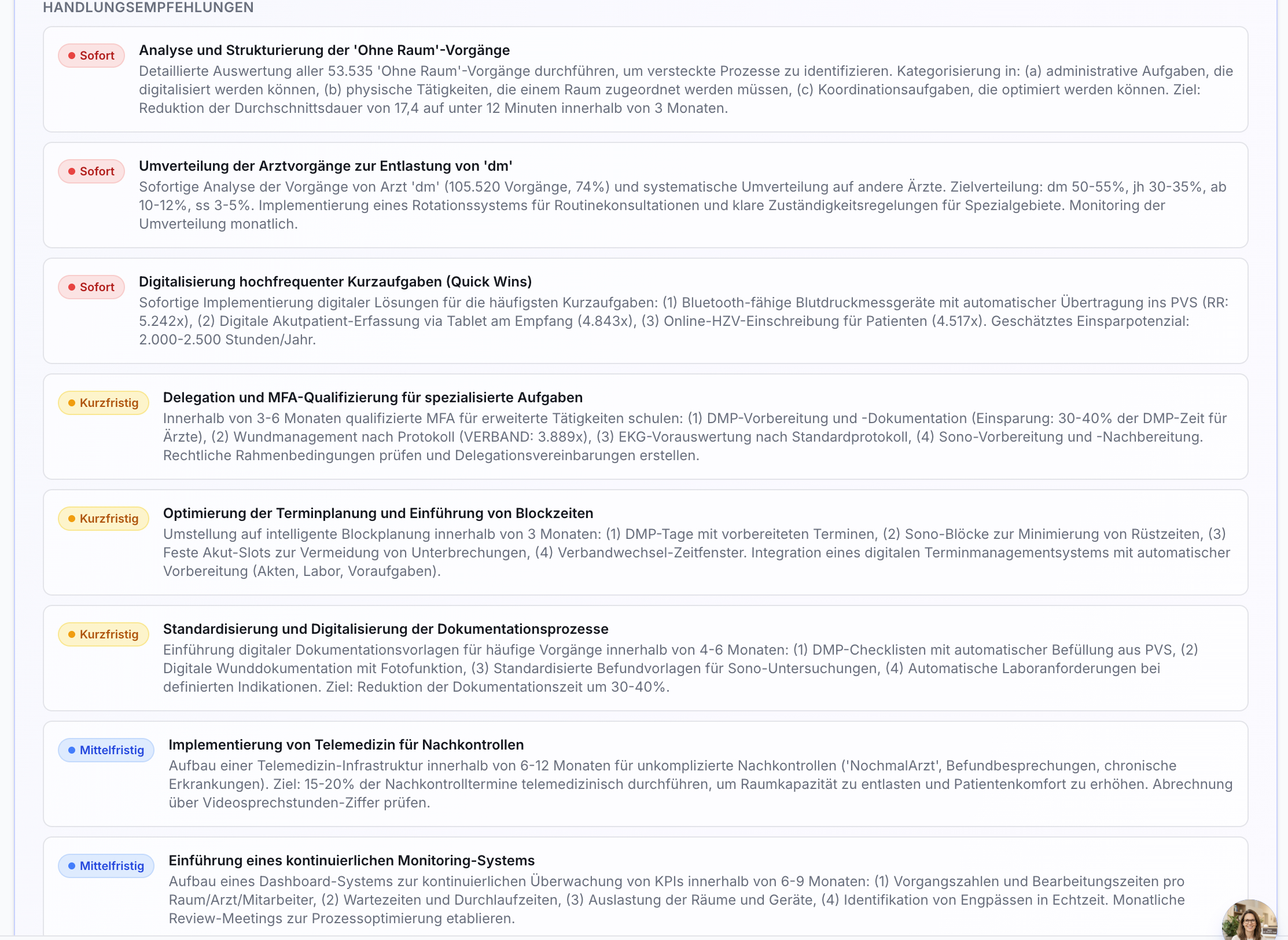 Übersicht von Handlungsempfehlungen mit farbigen Prioritätspunkten (rot, gelb, blau). Jede Empfehlung zeigt Titel und detaillierte Textbeschreibung.
