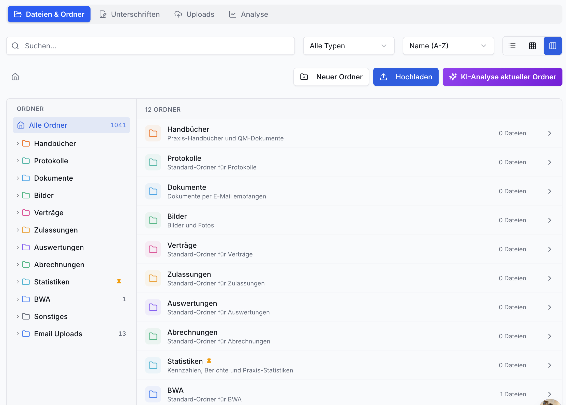 Screenshot der Dateien & Ordner Ansicht. Linke Sidebar mit Ordnerbaum, rechte Seite mit Ordnerliste. Suchfeld, Filter, Hochladen und KI-Analyse Buttons sichtbar.