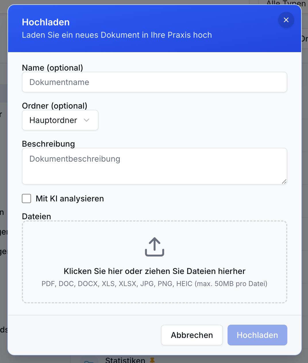 Ein Dialogfenster zum Hochladen von Dokumenten. Felder für Name, Ordner, Beschreibung und eine Option zur KI-Analyse sind sichtbar. Eine Fläche zum Ziehen und Ablegen von Dateien unterstützt Formate wie PDF, JPG, DOC, HEIC mit max. 50MB. Buttons sind Abbrechen und Hochladen.