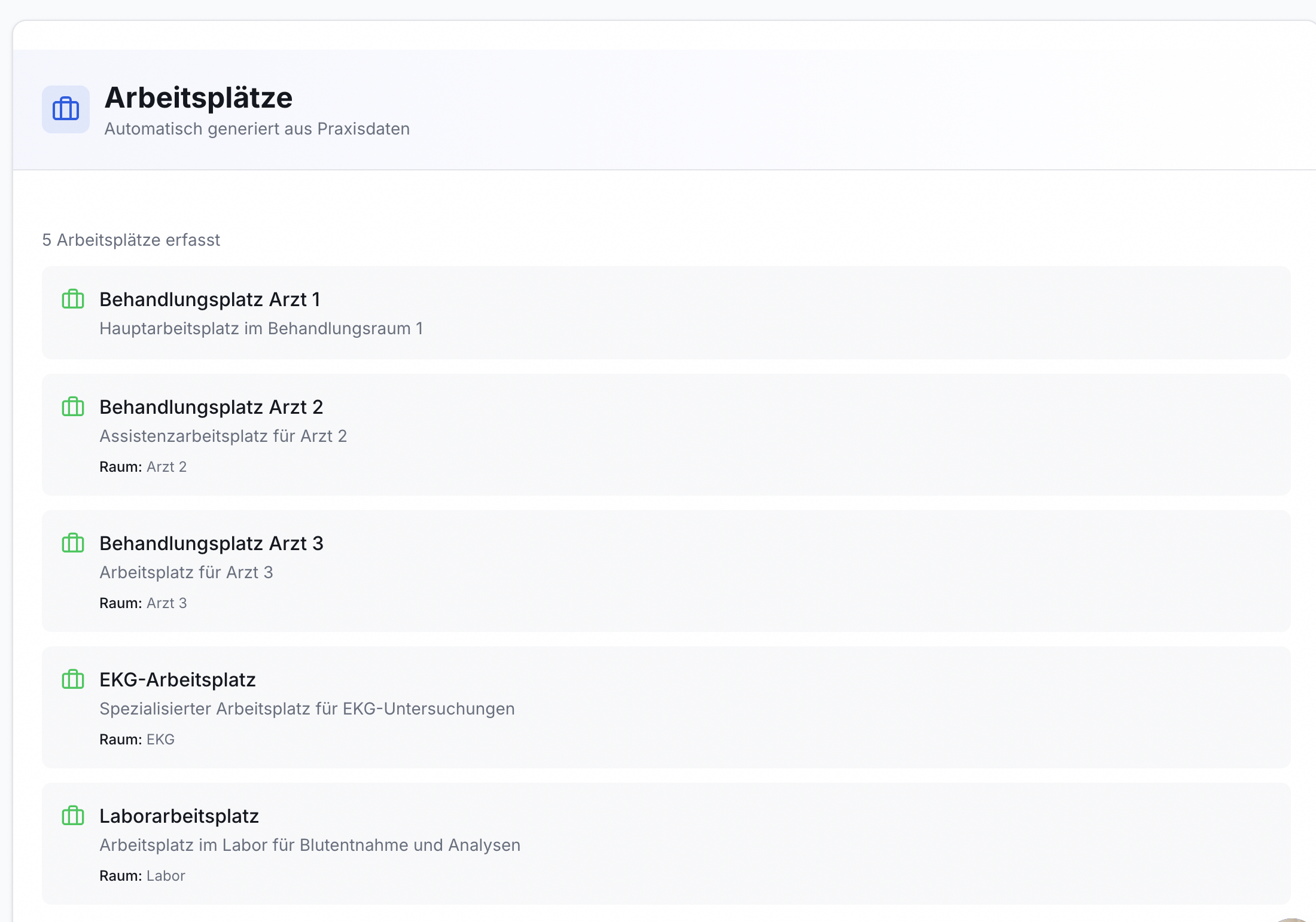 Praxisverwaltungs-App: Übersicht Arbeitsplätze. Header Arbeitsplätze, 5 erfasste Plätze. Liste zeigt Behandlungsplätze, EKG-, Laborarbeitsplatz.