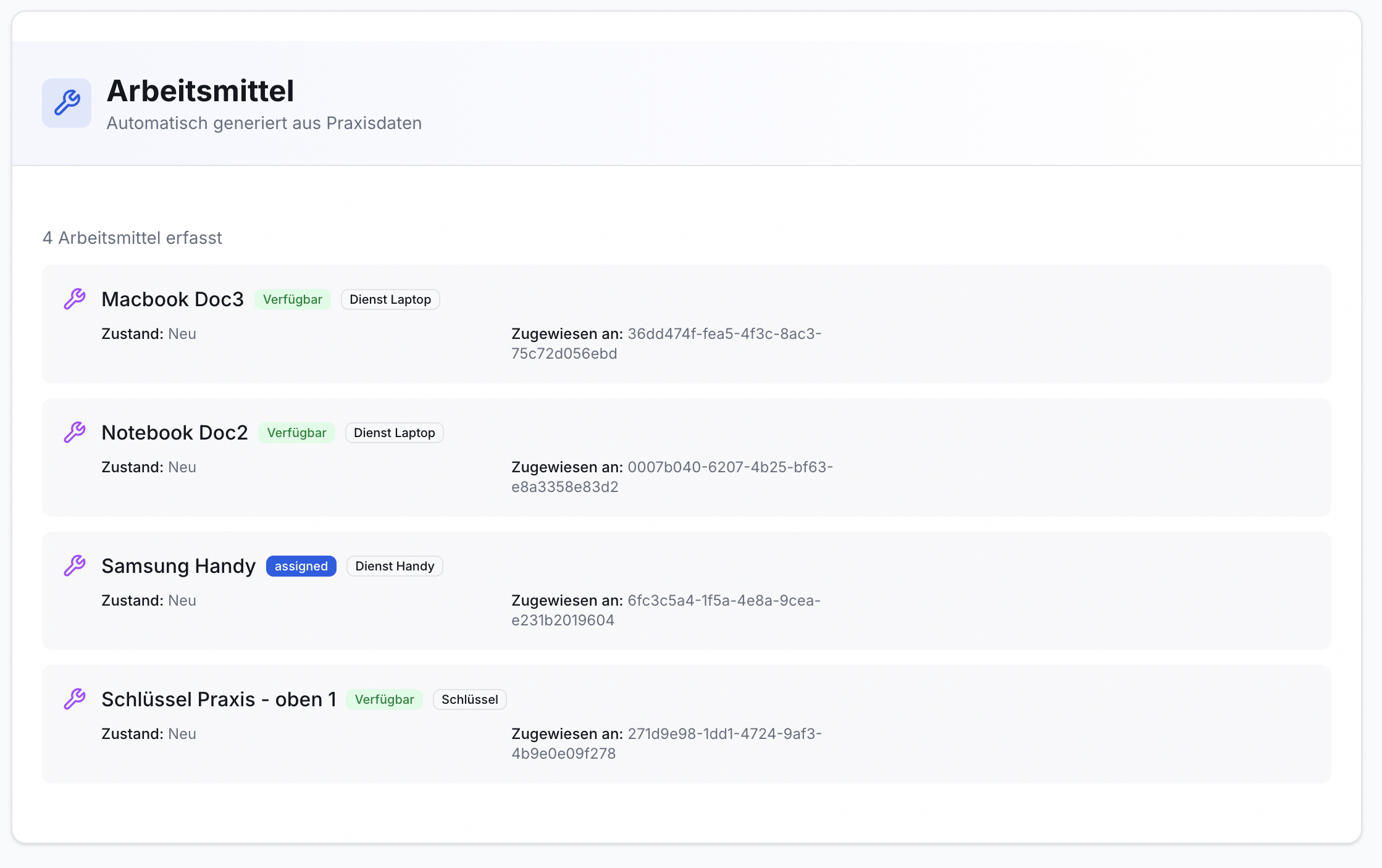 Screenshot der Arbeitsmittel-Übersicht: 4 erfasste Items mit Name, Status (verfügbar/zugewiesen), Typ, Zustand neu, Zuordnung.