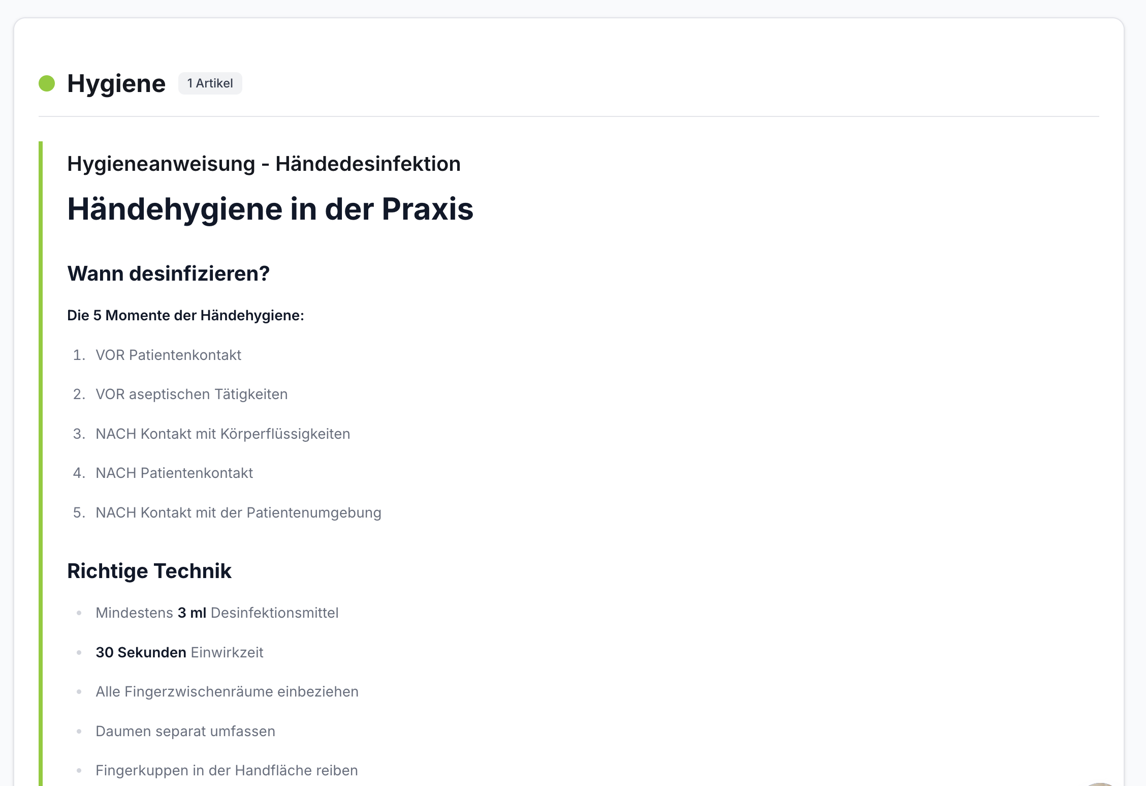Weißes Dokument mit grüner Leiste links, Überschrift Händehygiene in der Praxis. Nummerierte Listen: 5 Momente der Händehygiene und Richtige Technik mit Angaben (3 ml, 30s).