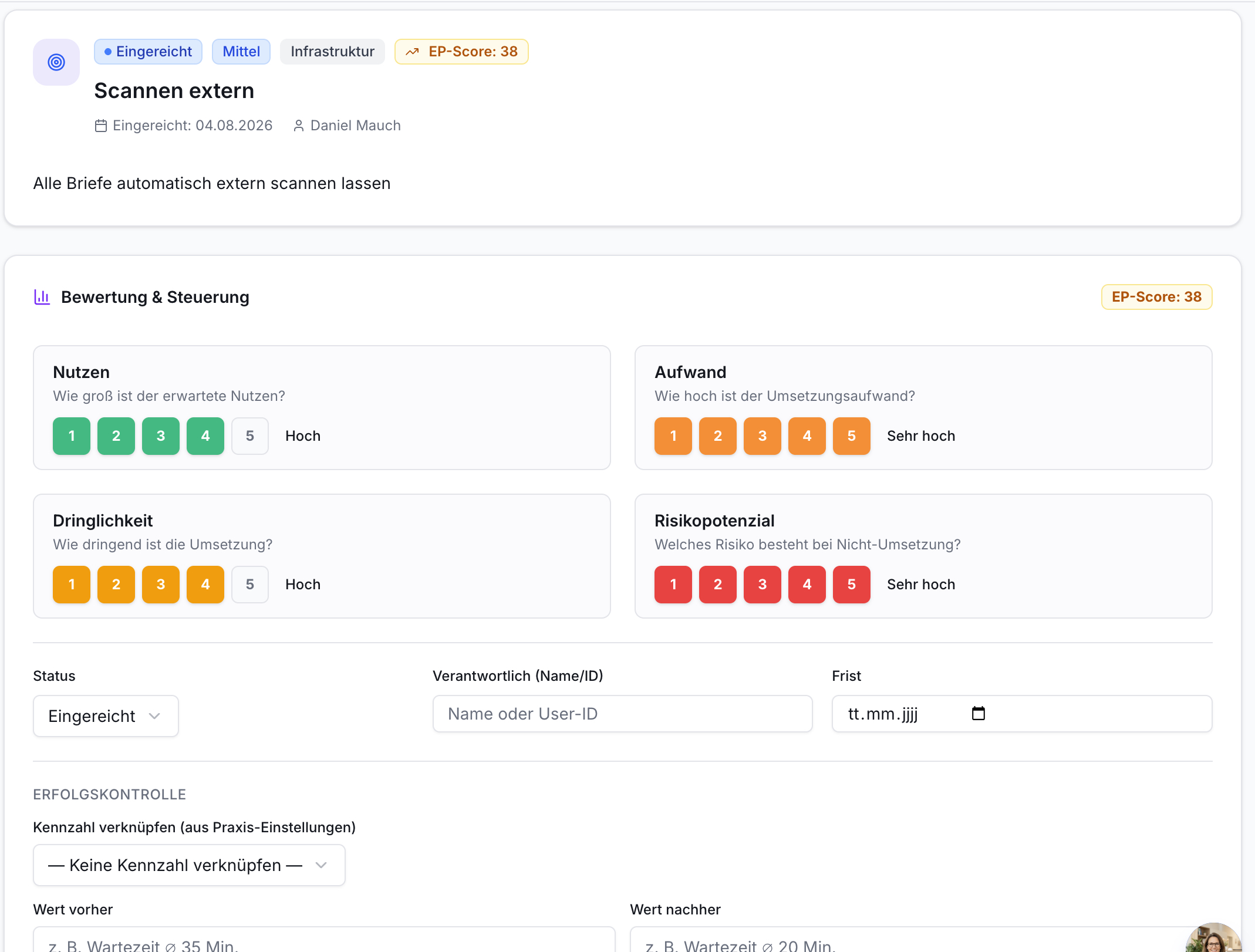 Screenshot der Effizienz Praxis App. Idee Extern Scannen mit Details, EP-Score 38. Bewertung nach Nutzen, Aufwand, Dringlichkeit und Risiko auf Skalen 1-5. Status, Verantwortlichkeit, Frist und Erfolgskontrolle mit Kennzahlen.