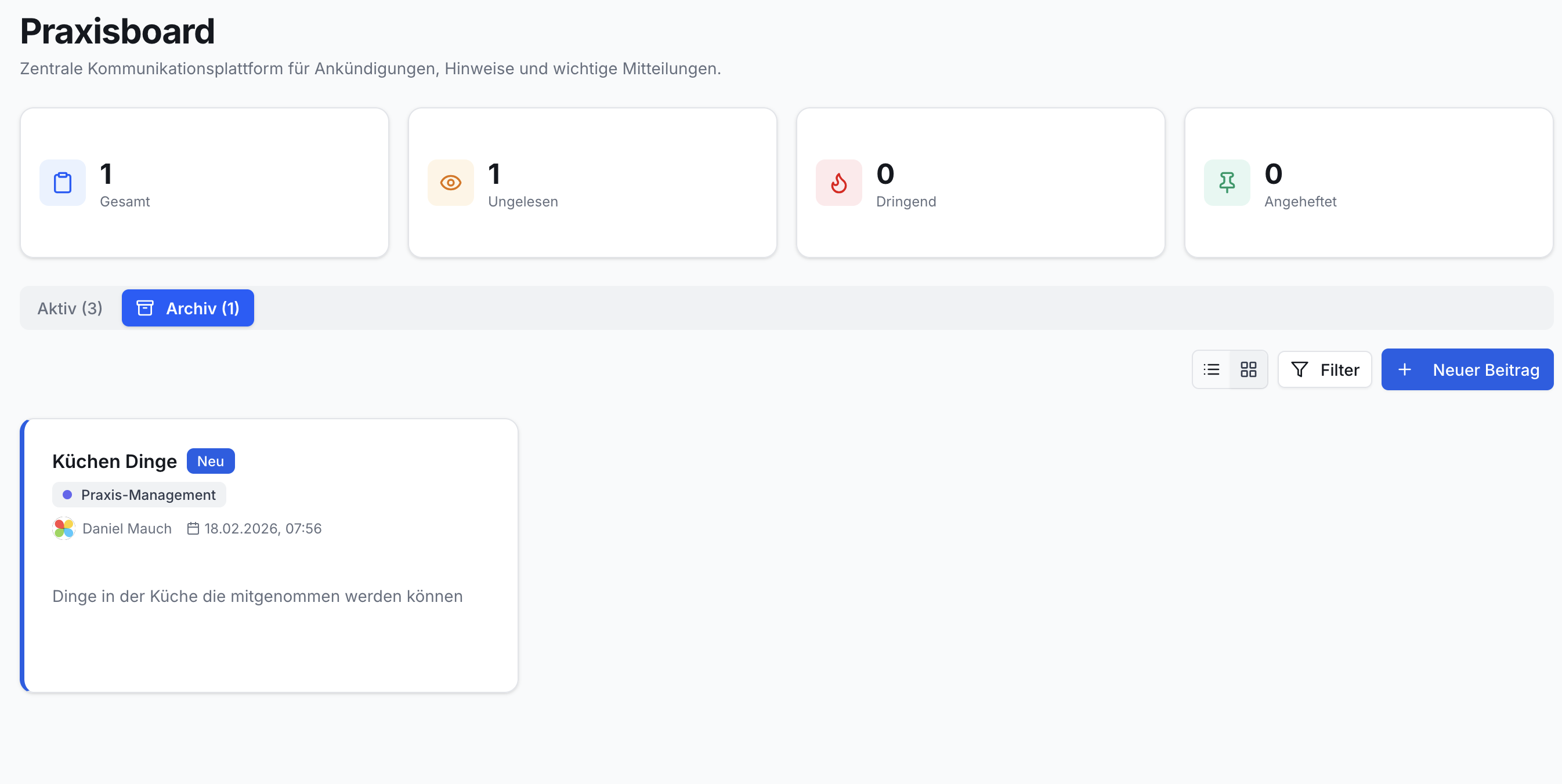 Screenshot Praxisboard: Aktiver Archiv-Tab zeigt archivierte Meldung Kuchen Dinge mit Details. Oben Statuskarten, rechts Filter- und Neuer Beitrag Button.