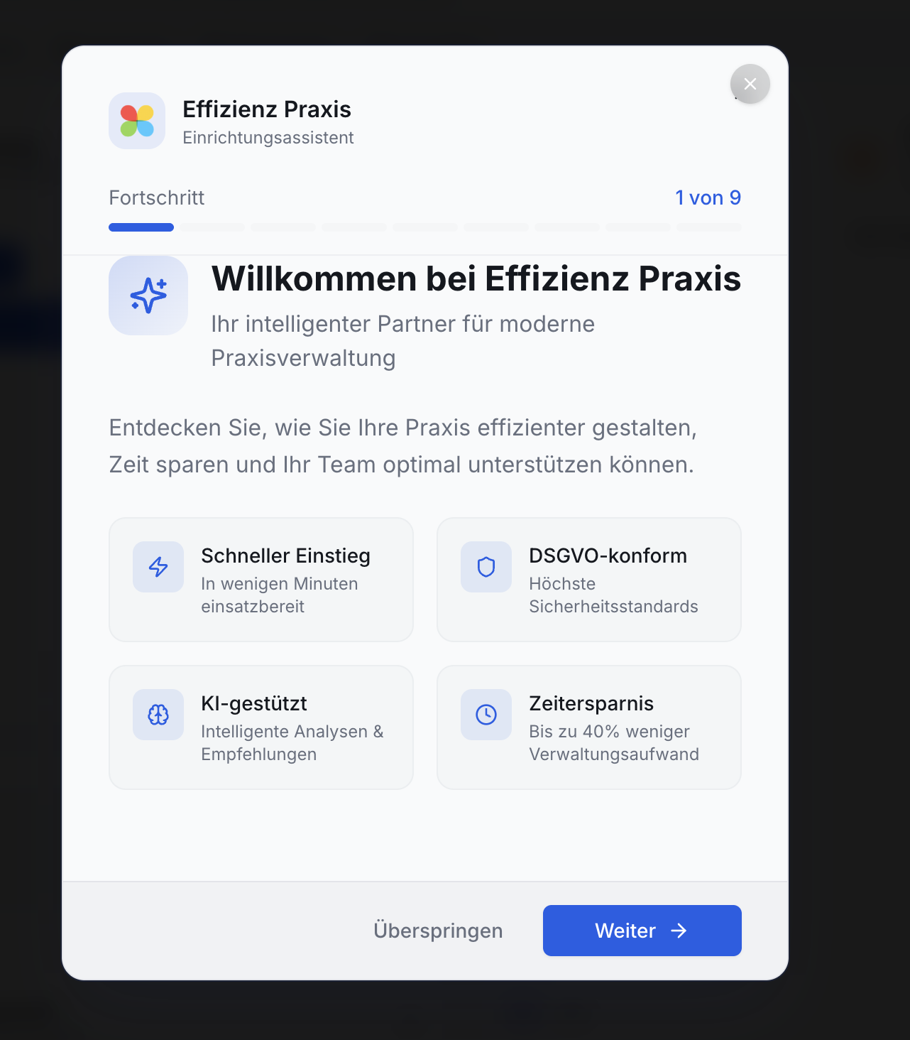 Weißer Onboarding-Dialog Effizienz Praxis. Oben Fortschritt 1 von 9. Titel Willkommen bei Effizienz Praxis. Vier Kacheln: Schneller Einstieg, DSGVO-konform, KI-gestützt, Zeitersparnis. Unten Buttons Überspringen, Weiter.