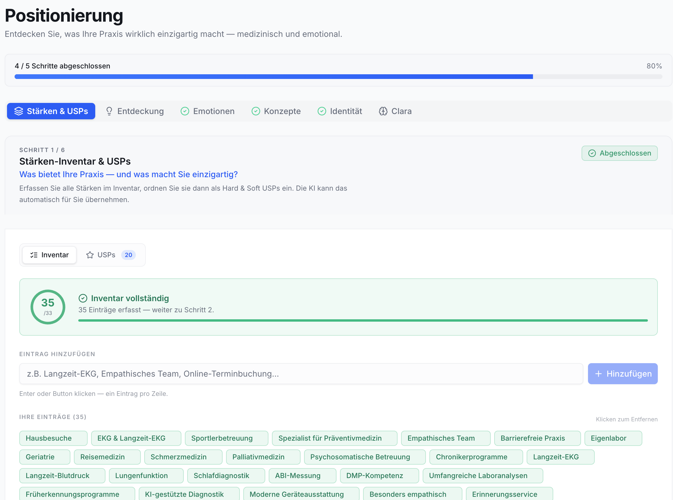 Screenshot der Praxisverwaltungs-App. Positionierungsseite mit Stärken & USPs Tab, Fortschrittsbalken 80% abgeschlossen. Inventar zeigt 35/33 Einträge, ein Eingabefeld und eine Liste mit 35 Stichpunkten wie Hausbesuche, EKG & Langzeit-EKG.