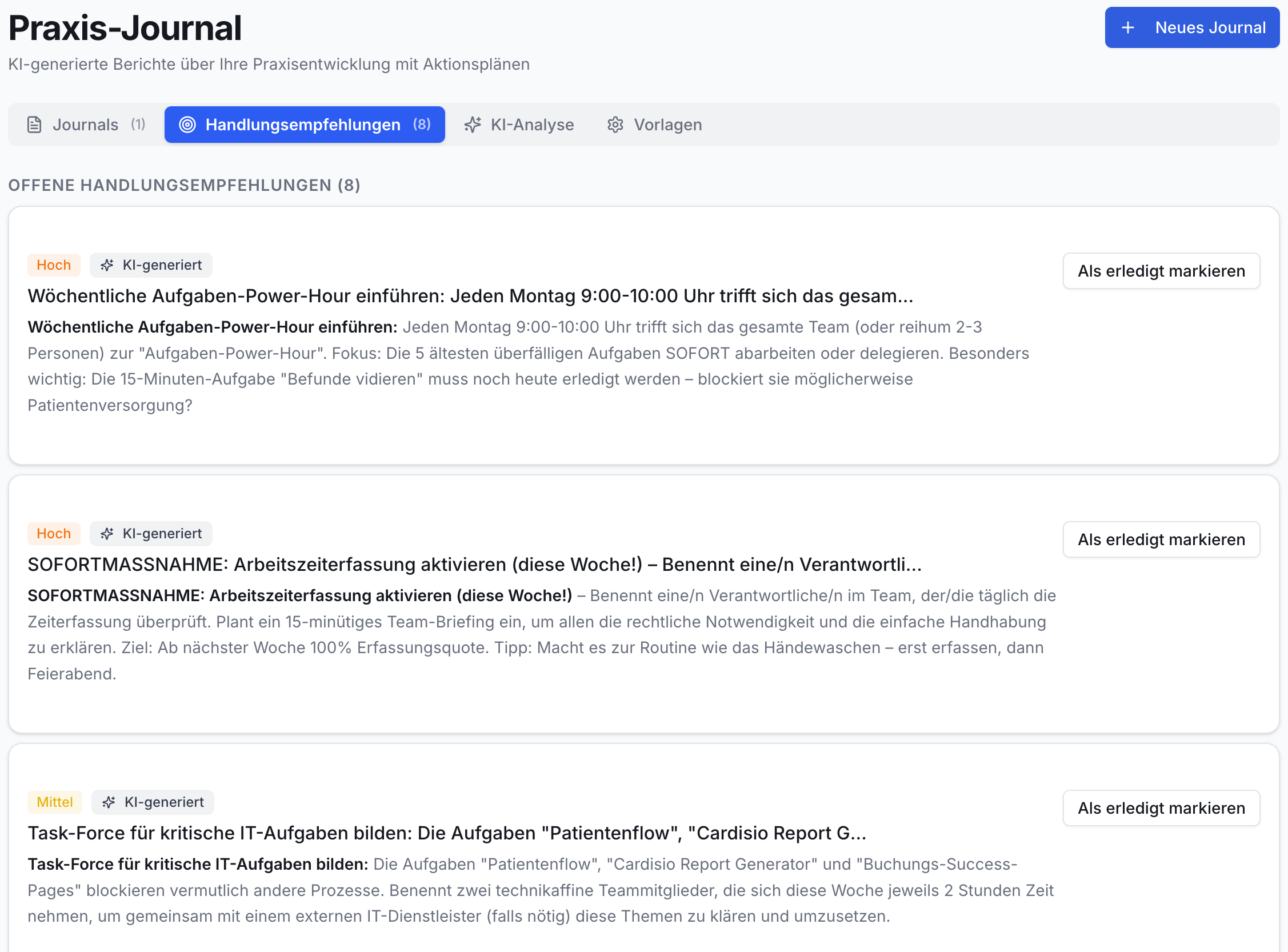 Praxis-Journal: Offene KI-generierte Handlungsempfehlungen. Drei Einträge mit Priorität, Titel, Kurzbeschreibung und Erledigt-Button.