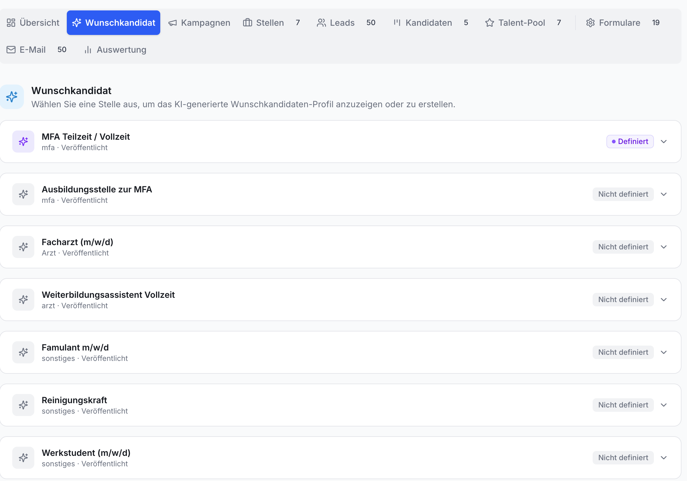 App-Ansicht Wunschkandidat. Liste von Jobpositionen (MFA, Facharzt, Reinigungskraft). Eine Stelle definiert, sechs undefiniert. Navigation mit Stellen 7, Leads 50.