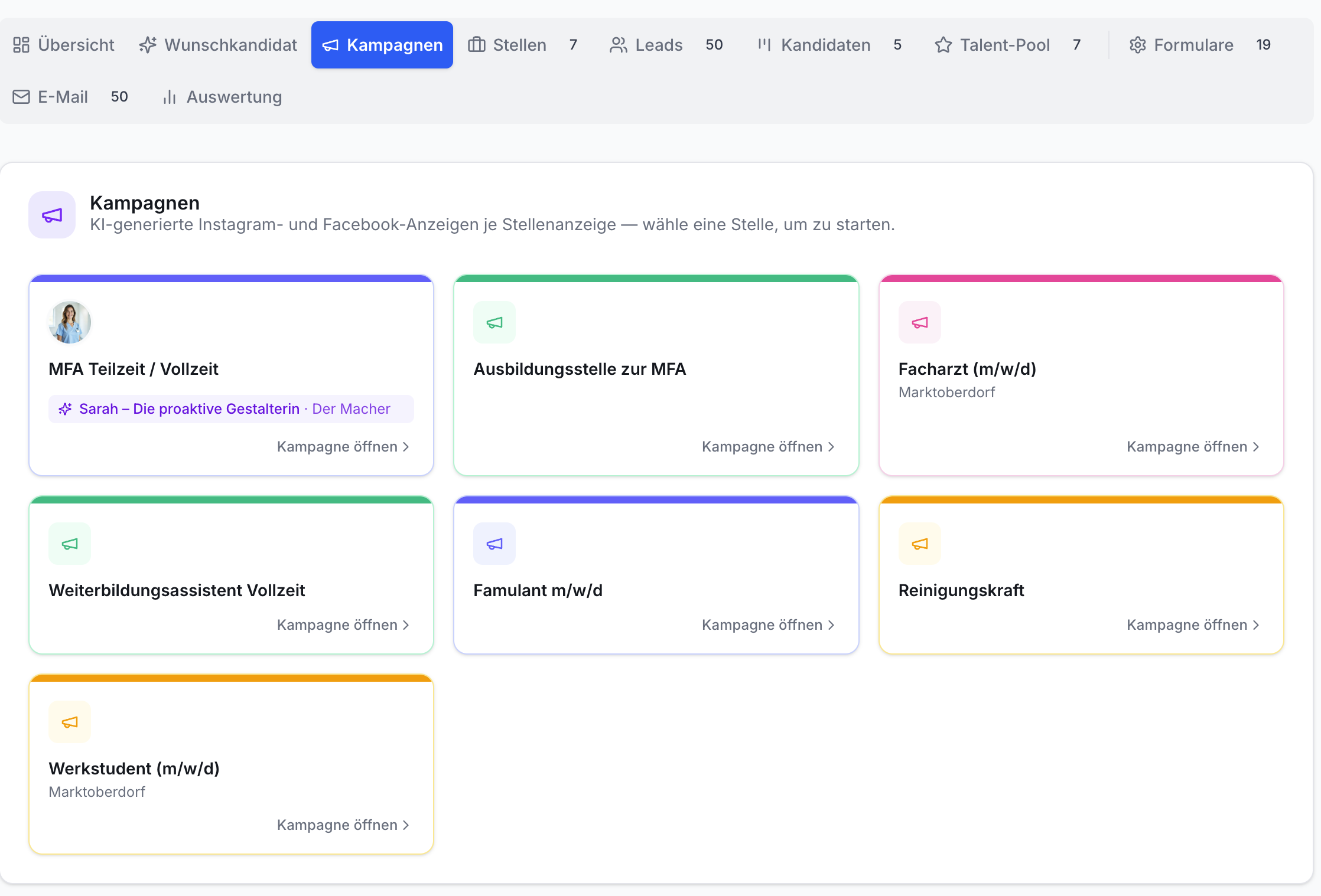 Screenshot der Kampagnen-Ansicht mit oberer Navigation. Darunter Titel, Beschreibung KI-generierter Anzeigen und sieben farbige Kacheln mit Stellen wie MFA, Facharzt, Ausbildungsstelle, Werkstudent.