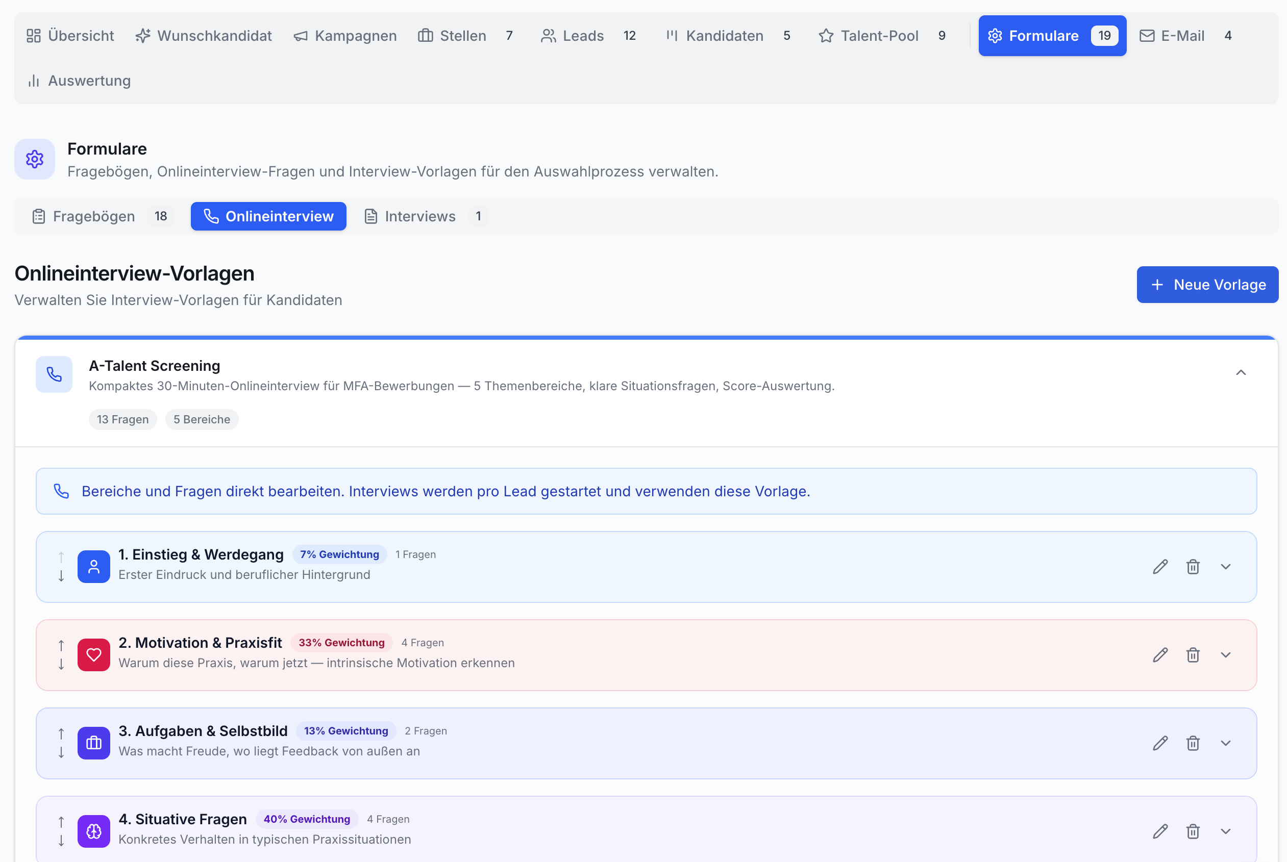 Web-Ansicht zur Verwaltung von Onlineinterview-Vorlagen. Eine Vorlage zeigt Kategorien wie Einstieg, Motivation mit Gewichtung und Frageanzahl. Editier-Icons sichtbar.