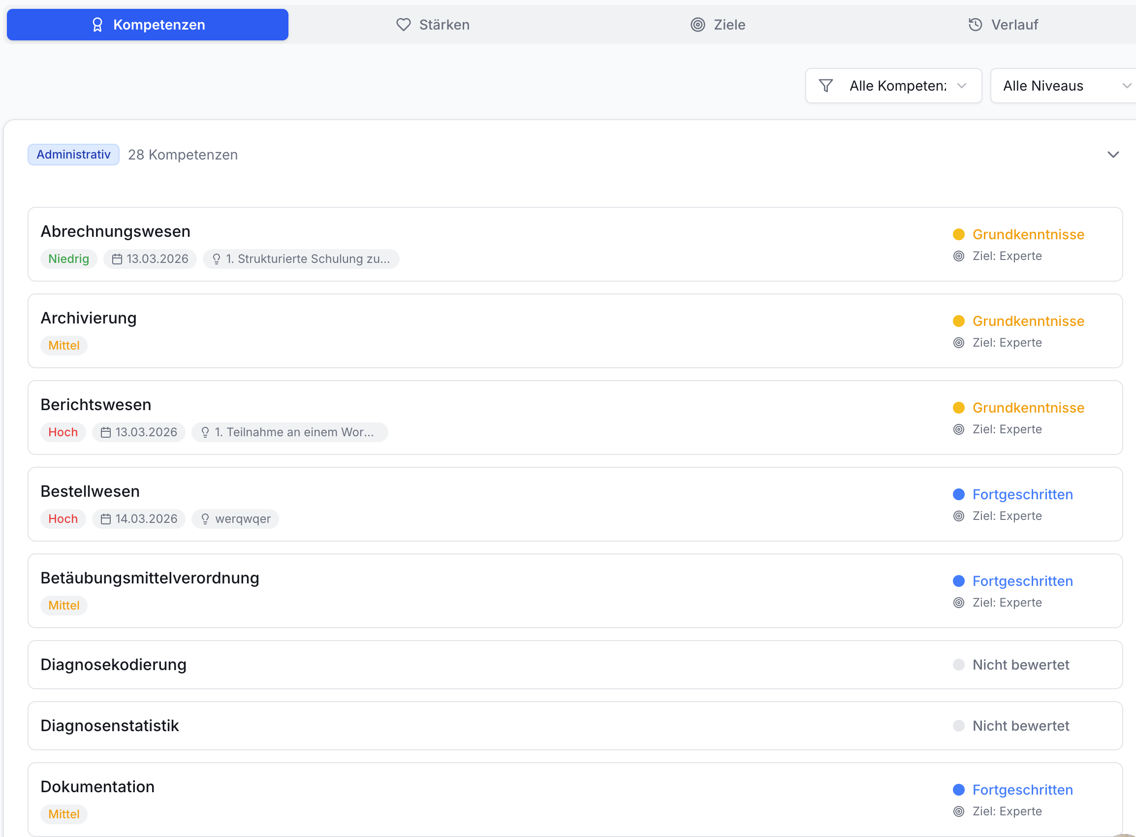 Ansicht Team-Kompetenzen: Tabs, Filter, Liste mit administrativer Kompetenzen, Status (Niedrig, Mittel, Hoch), Daten, Schulungen, Ziellevel.