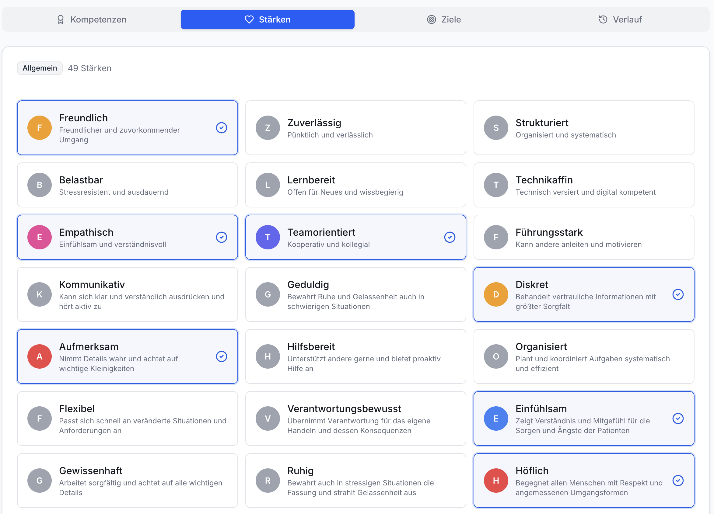 Screenshot zeigt App-Ansicht Stärken mit Tabs für Kompetenzen, Stärken, Ziele, Verlauf. Gitter von 49 Stärkenkarten mit Namen, Beschreibung und teils blauem Auswahlhaken.