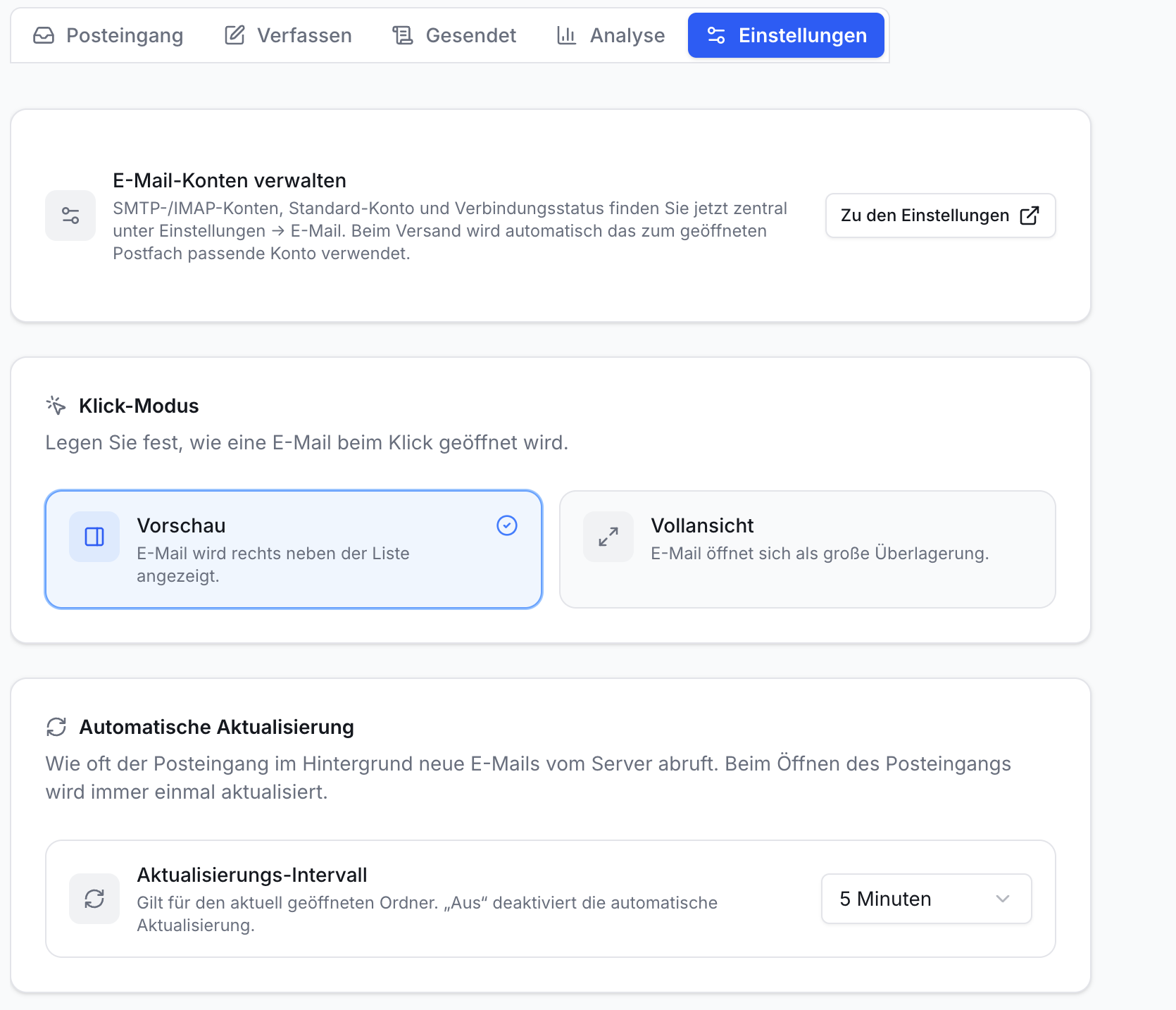 Screenshot der E-Mail-Einstellungen. Tabs oben: Posteingang bis Einstellungen (aktiv). Drei Sektionen: E-Mail-Konten, Klick-Modus (Vorschau aktiv) und Automatische Aktualisierung mit 5-Minuten-Intervall.