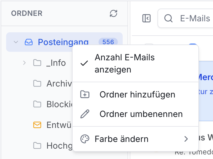 E-Mail Posteingang in Praxis-App. Links Ordnerliste, Posteingang (556). Kontextmenü mit Optionen: E-Mails anzeigen, Ordner hinzufügen, umbenennen, Farbe ändern.