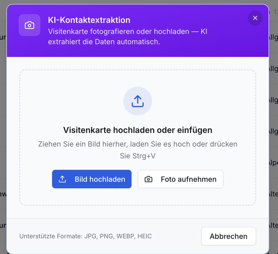 Dialog KI-Kontaktextraktion: Visitenkarte hochladen per Drag & Drop oder mit Buttons Bild hochladen, Foto aufnehmen. Formate JPG, PNG, WEBP, HEIC.