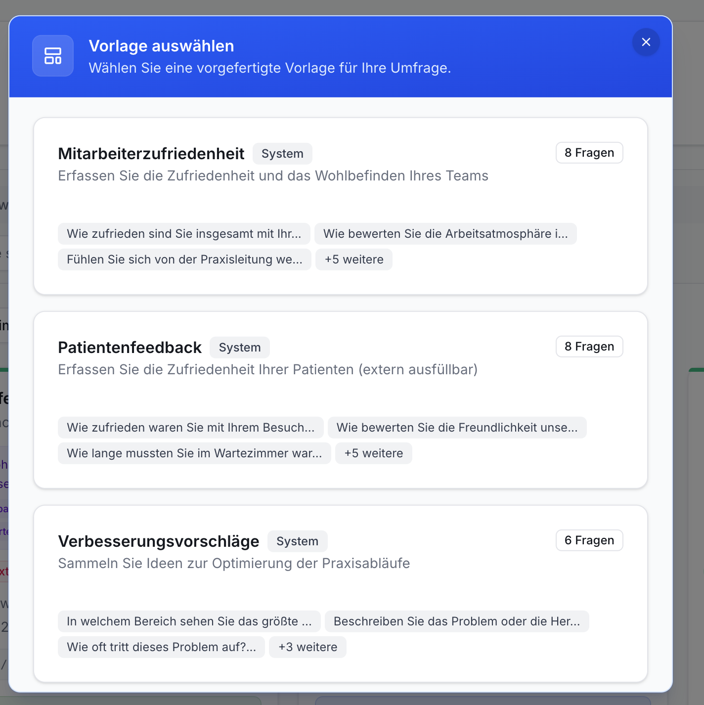 Dialog Vorlage auswählen zeigt drei Umfragevorlagen: Mitarbeiterzufriedenheit (8 F.), Patientenfeedback (8 F.), Verbesserungsvorschläge (6 F.).