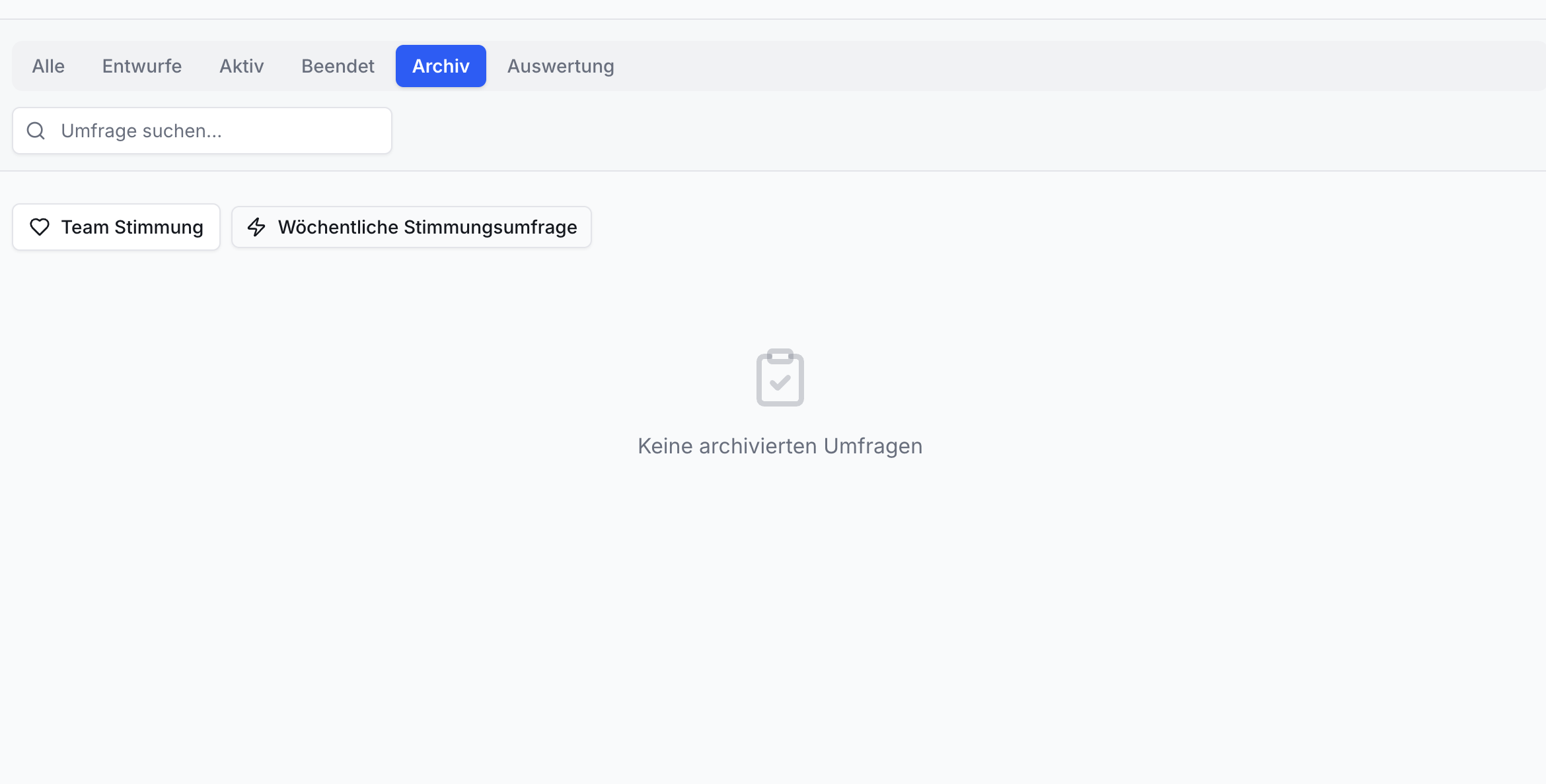 Ansicht Effizienz Praxis App, Archiv-Tab aktiv. Obere Navigation mit Suchfeld und Buttons. Ein Clipboard-Symbol zeigt Keine archivierten Umfragen.