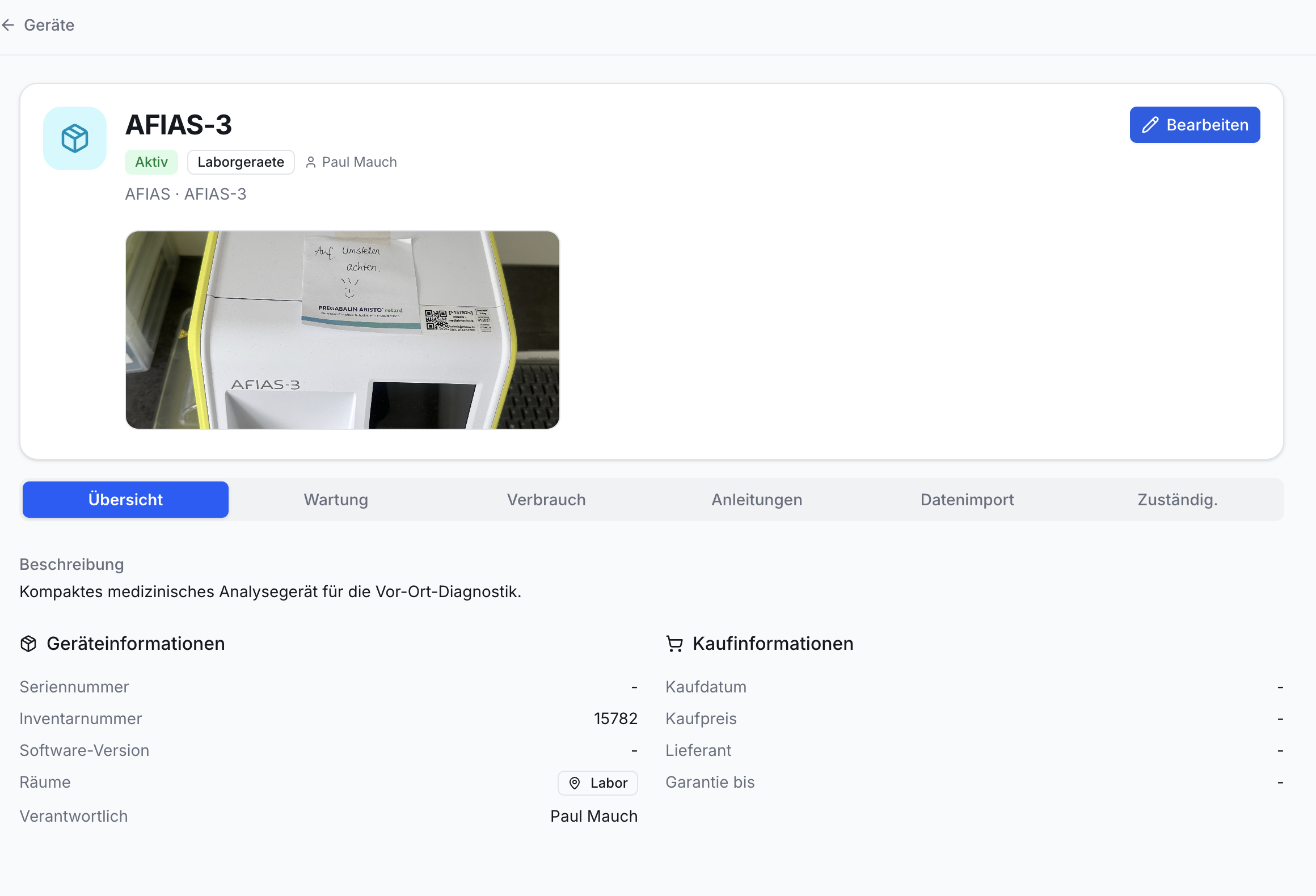 Detailansicht des AFIAS-3 Geräts. Oben: Gerätetitel, Status Aktiv, Bild, Bearbeiten-Button. Tabs: Übersicht, Wartung. Unten: Geräteinformationen (Inventarnummer 15782, Standort Labor, Verantwortlicher Paul Mauch), Kaufinformationen.