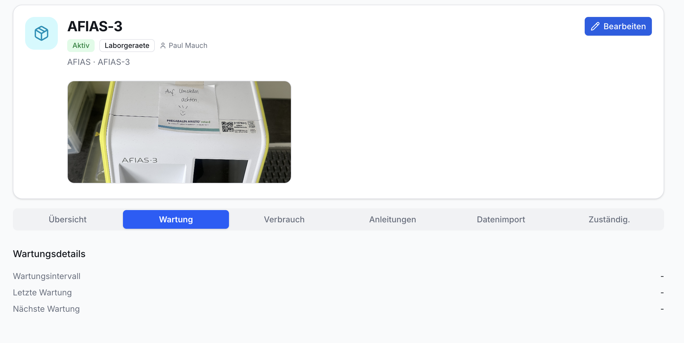 Gerätedetailseite AFIAS-3. Bild des Laborgeräts. Aktiver Wartungstab zeigt leere Wartungsdetails für Intervall, letzte und nächste Wartung.