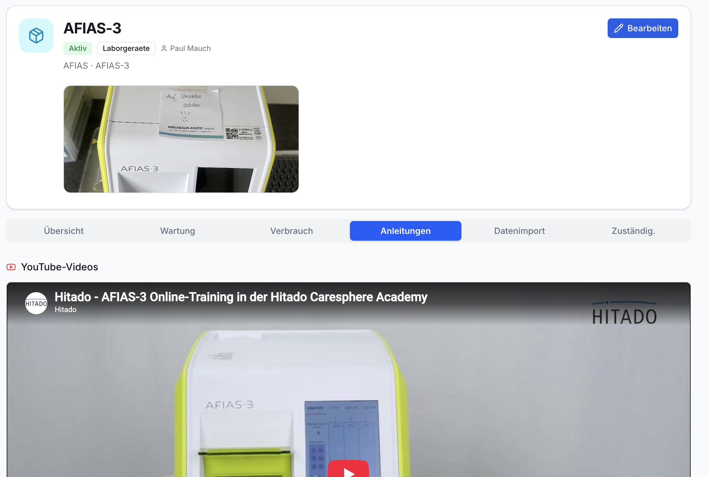 Screenshot der Praxis-App: Gerät AFIAS-3, Reiter Anleitungen aktiv. Oben Gerätebild, darunter YouTube-Videos mit Training zum AFIAS-3 Gerät.
