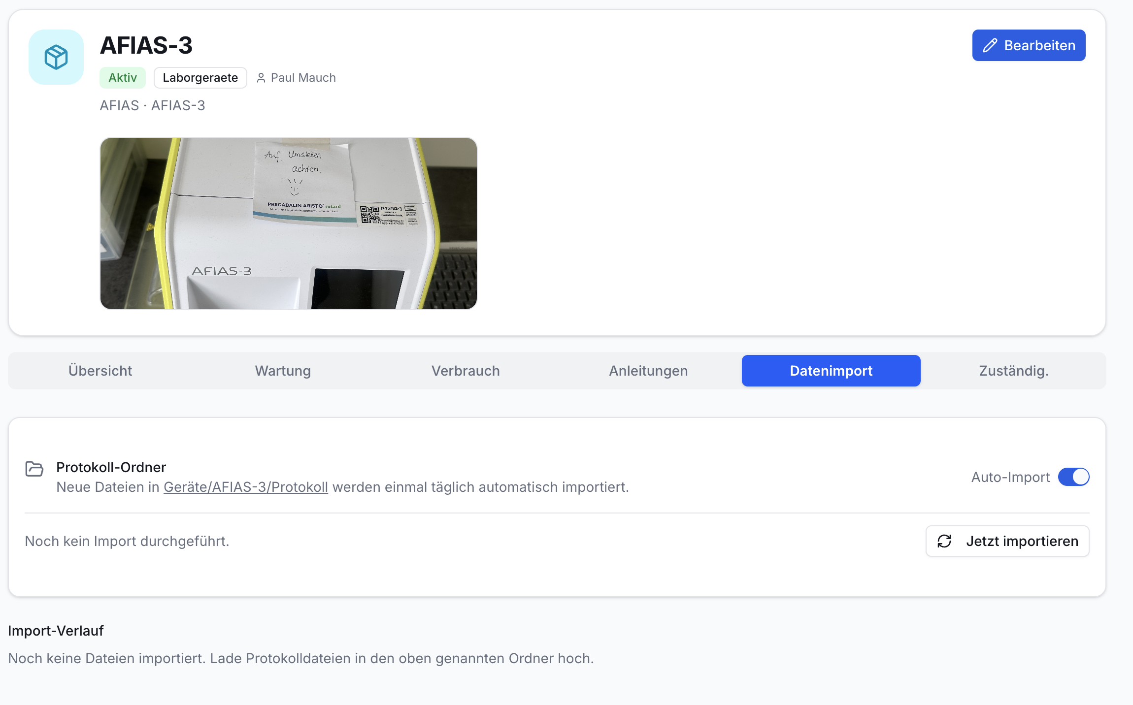 App Detailansicht Laborgerät AFIAS-3. Oben Gerätedetails und Foto. Aktiver Tab Datenimport zeigt Auto-Import-Option und Jetzt importieren-Button.