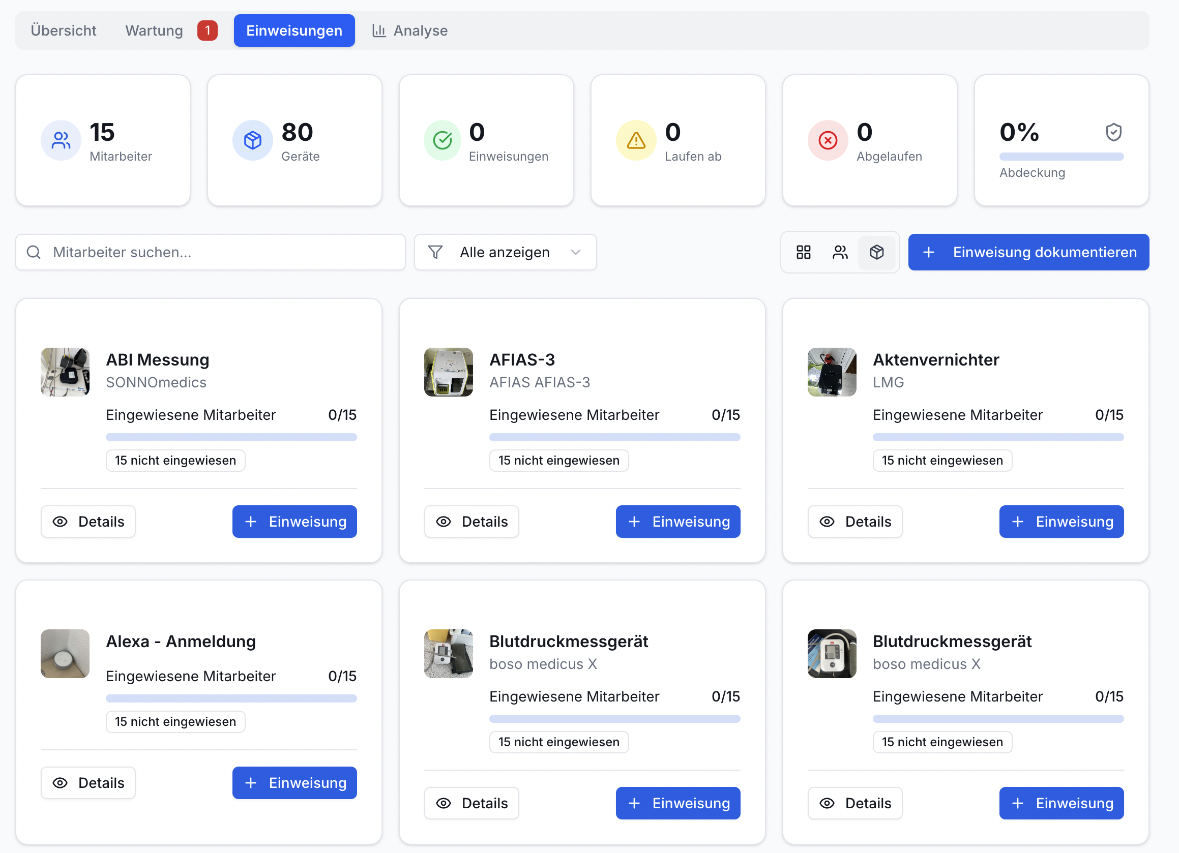 Effizienz Praxis App, Einweisungen-Modul. Übersichtskarten: Mitarbeiter, Geräte, Einweisungsstatus. Darunter Geräteliste mit Bildern, Namen, Schulungsstand, Aktionsbuttons.