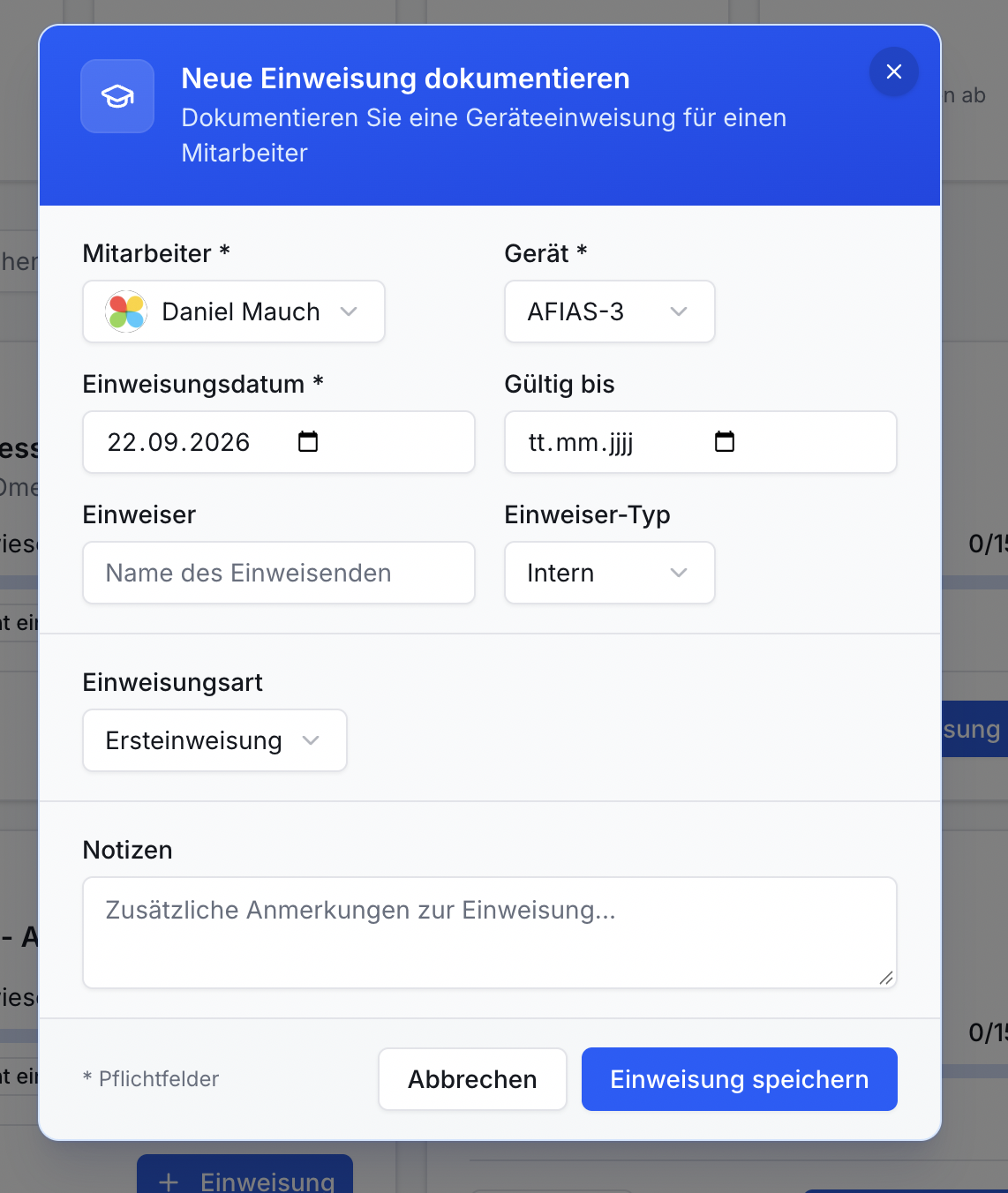 Einweisungs-Dialog. Felder: Mitarbeiter Daniel Mauch, Gerät AFIAS-3, Datum 22.09.2026, Einweisungsart. Speichern-Button.