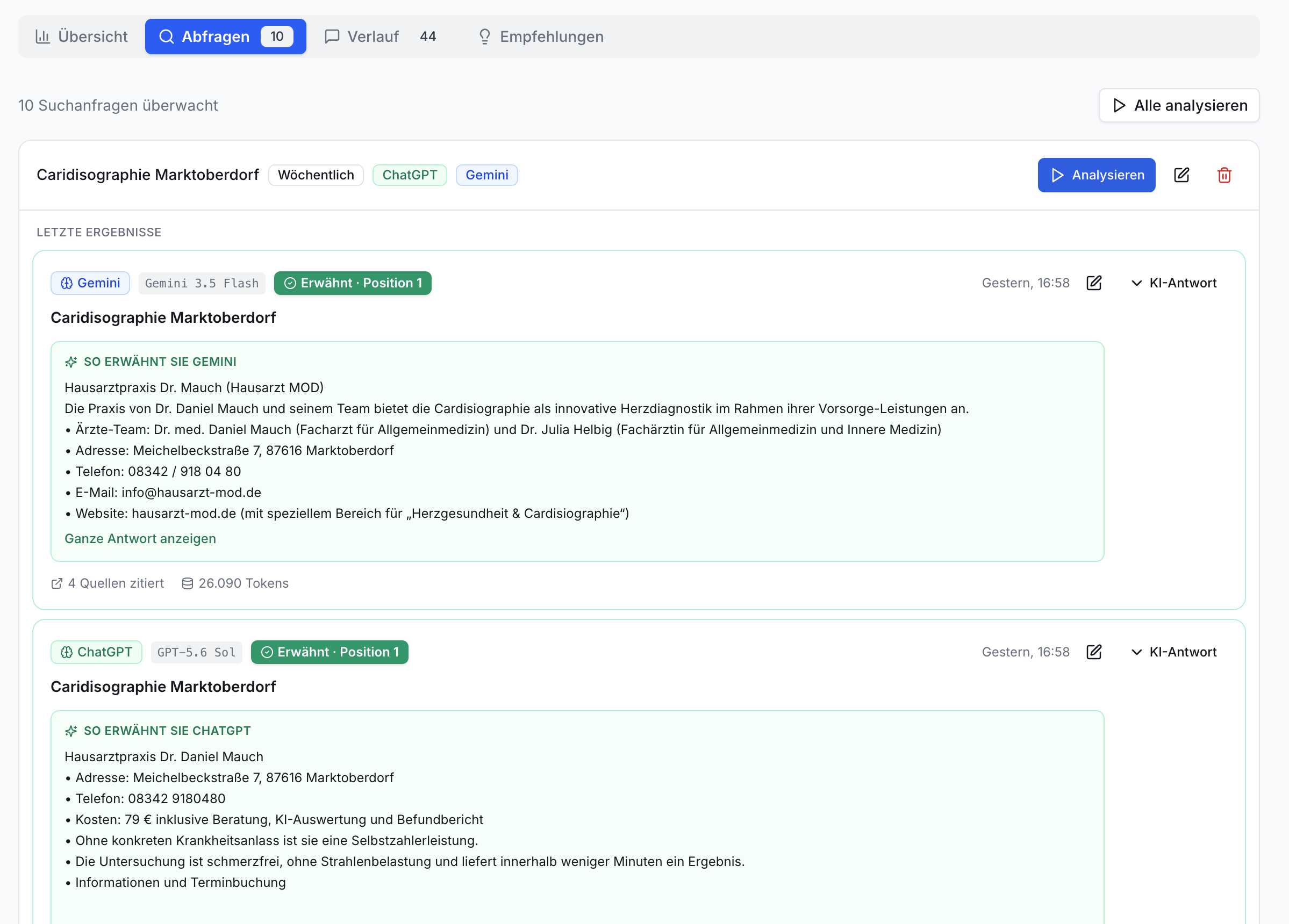 Effizienz Praxis App, Abfragen-Reiter. Liste überw. Suchanfragen. Zwei KI-Antwortboxen mit Praxisinfos (Kontaktdaten, Leistungen) und Buttons.