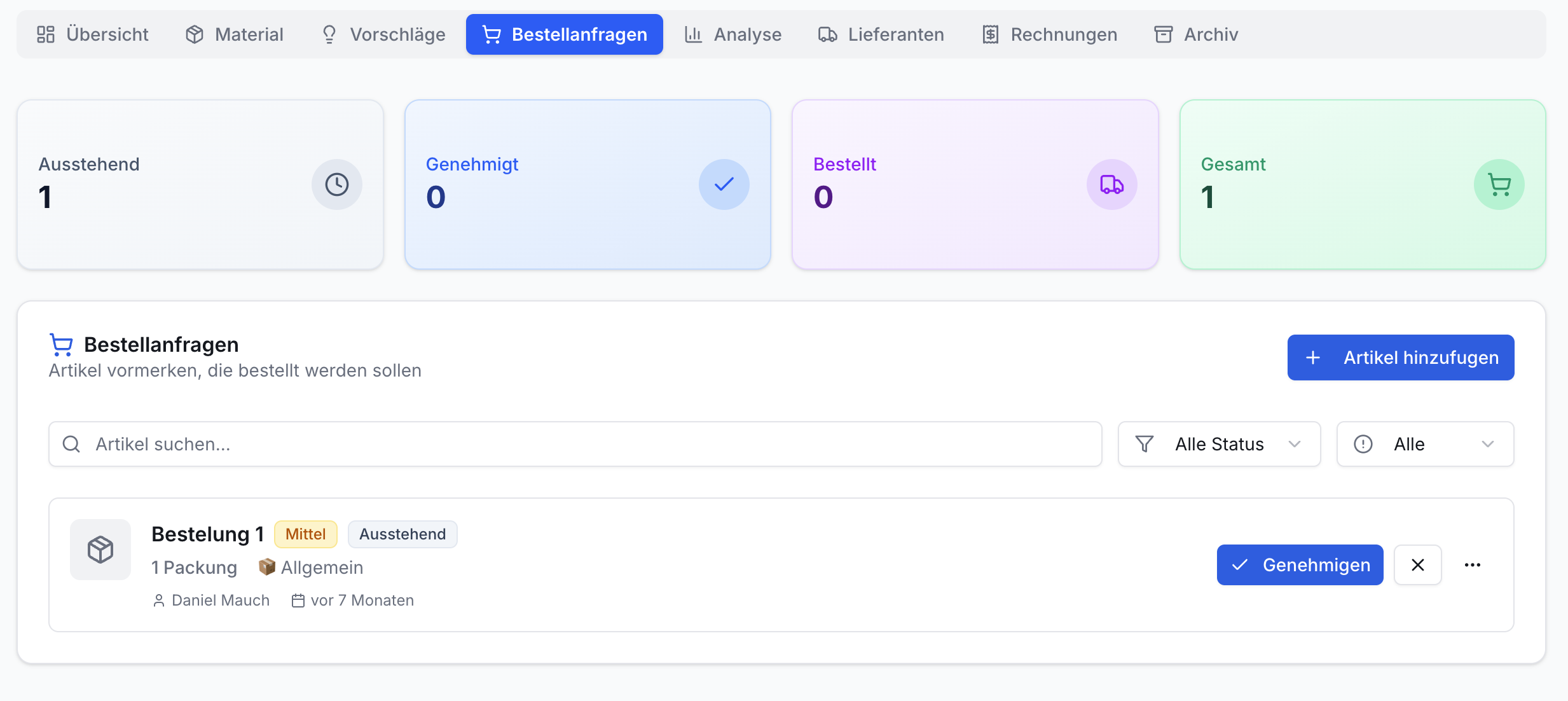 App Bestellanfragen: Statuskarten Ausstehend 1, Genehmigt 0, Bestellt 0, Gesamt 1. Suche, Filter, Bestellung 1 (ausstehend) mit Genehmigen-Button.