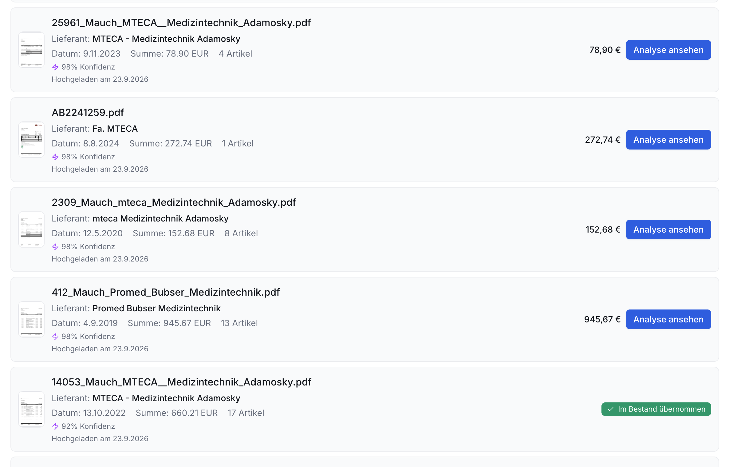 Liste von fünf Rechnungen mit Dateiname, Lieferant, Datum, Summe, Artikelzahl, Konfidenz und Hochladedatum. Rechts jeweils Betrag und Button Analyse ansehen oder Status Im Bestand übernommen.