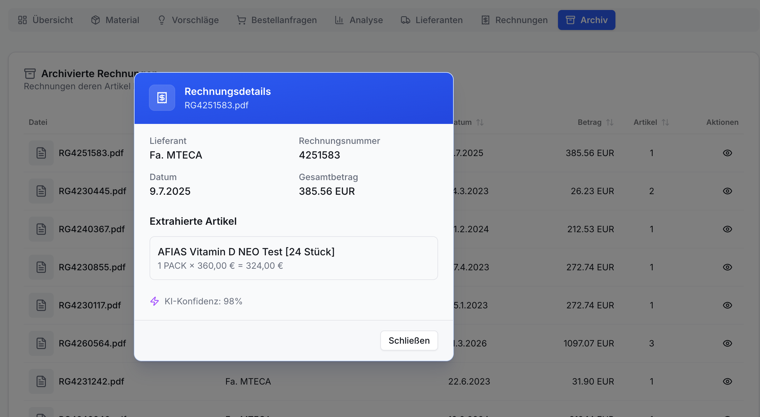 Praxisverwaltungs-App Archiv Tab mit Liste archivierter Rechnungen. Ein Popup zeigt Rechnungsdetails mit Lieferant, Datum, Betrag und KI-extrahierten Artikeln an.