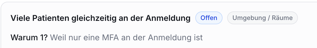 Screenshot der Ursachenanalyse. Überschrift Viele Patienten gleichzeitig an der Anmeldung, darunter Grund Weil nur eine MFA an der Anmeldung ist. Buttons Offen und Umgebung / Räume.