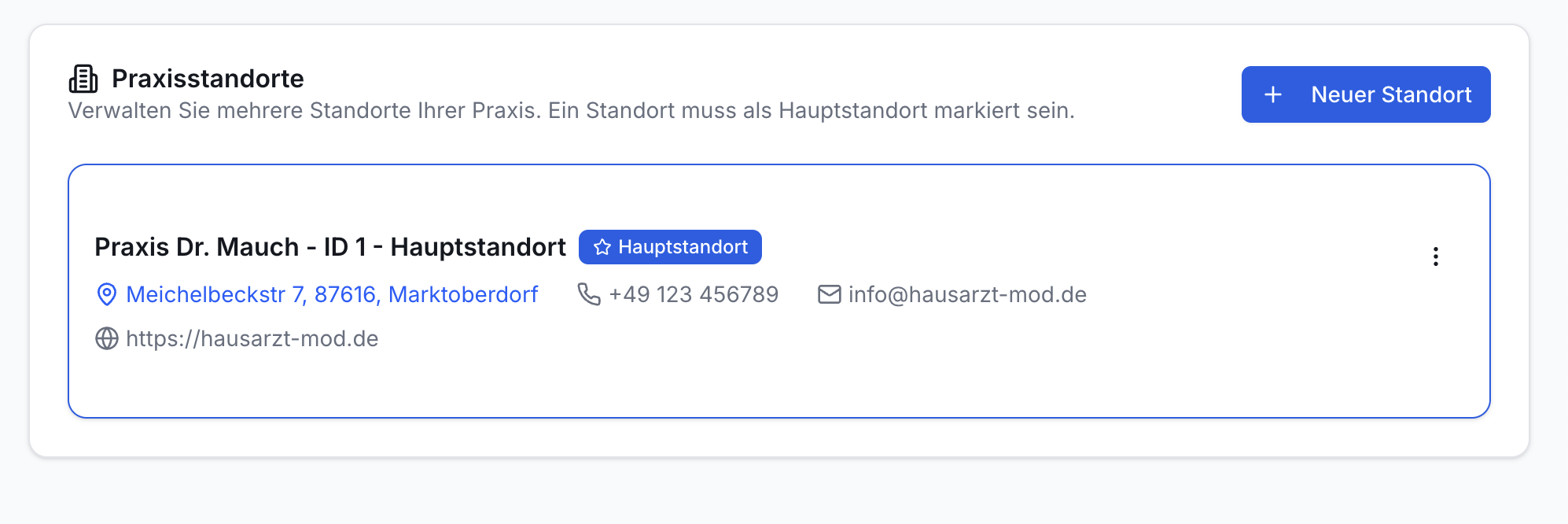 Screenshot der Standortverwaltung. Blauer Button Neuer Standort. Eine Karte zeigt Details zum Hauptstandort Praxis Dr. Mauch mit Adresse, Telefon, E-Mail und Webseite.