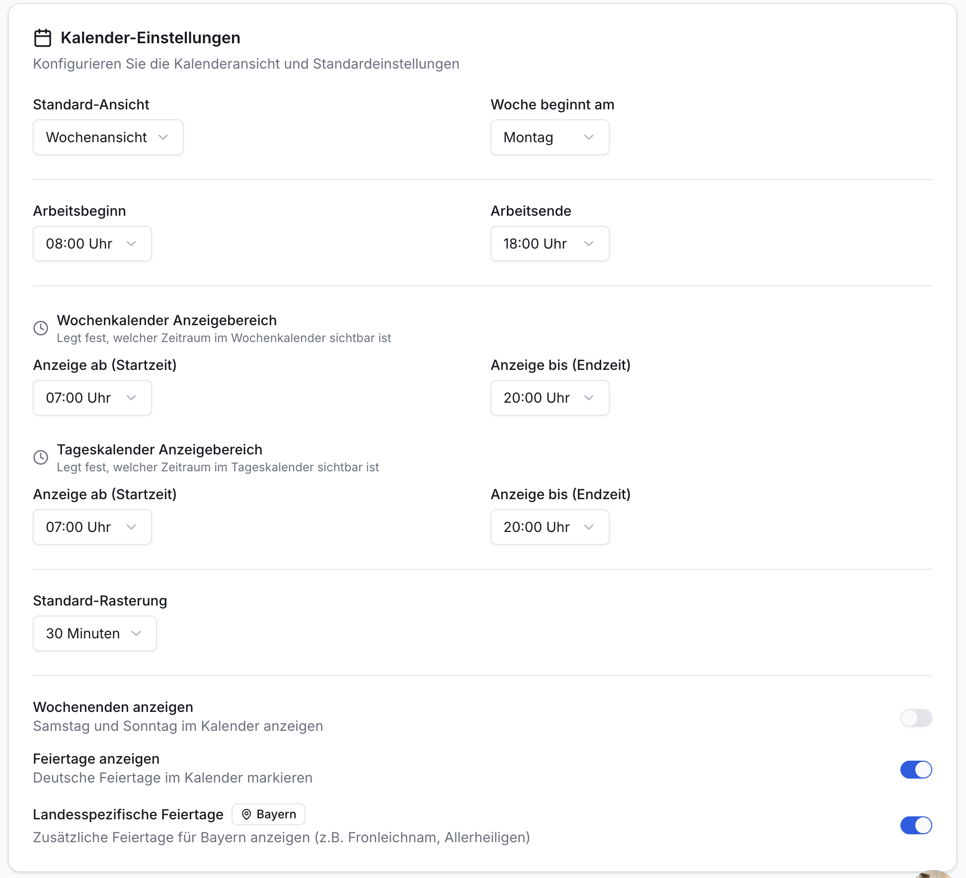 Screenshot der Kalender-Einstellungen mit Dropdowns für Ansicht, Arbeitszeiten, Anzeigezeiträume und Rasterung. Zwei Umschalter für Wochenenden/Feiertage und ein Knopf für Landesspezifische Feiertage Bayern.