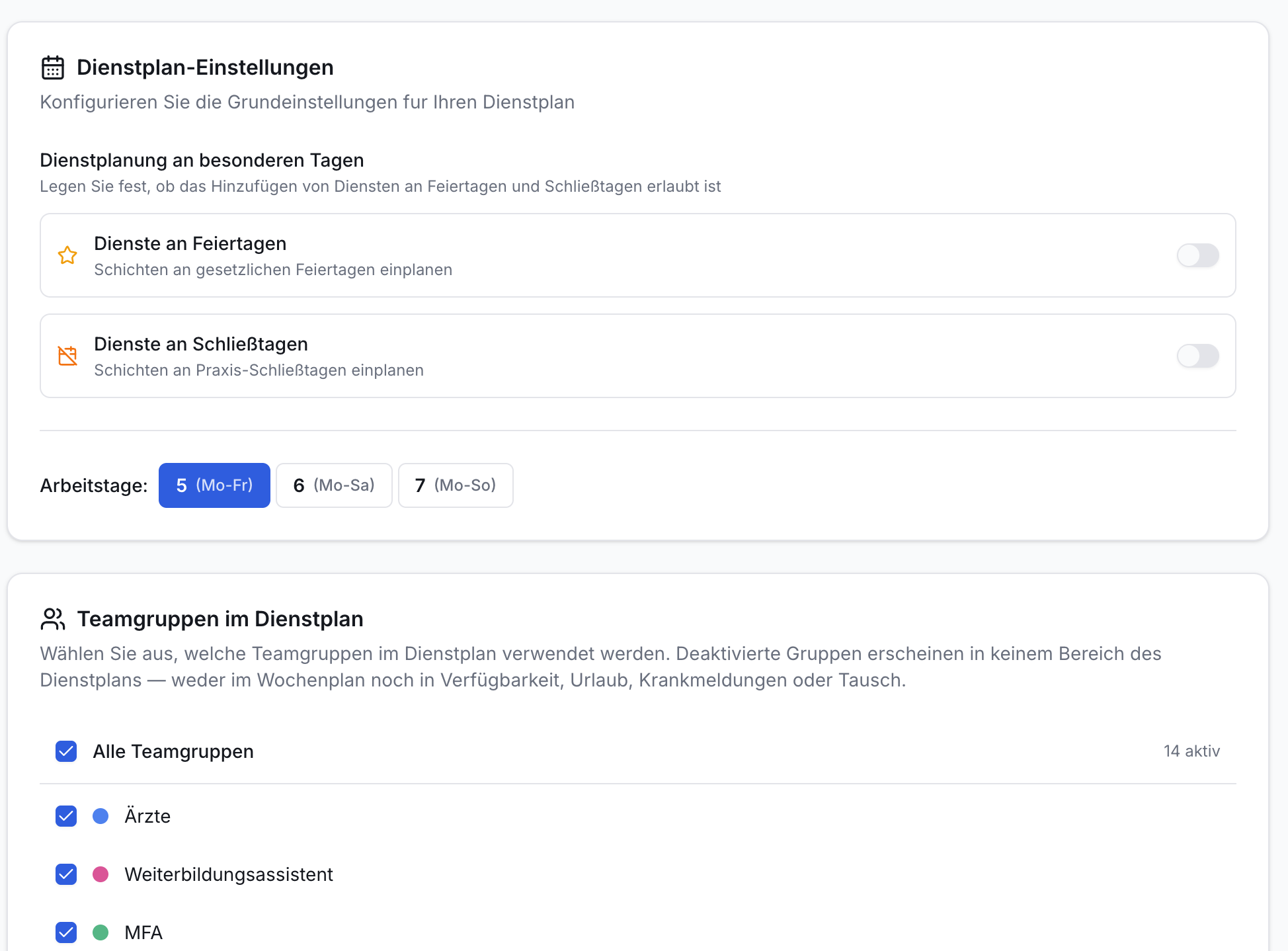 Screenshot Dienstplan-Einstellungen: Konfiguration Dienste an Feier- und Schließtagen, Auswahl 5, 6, 7 Arbeitstage. Teamgruppen-Liste mit Checkboxen.