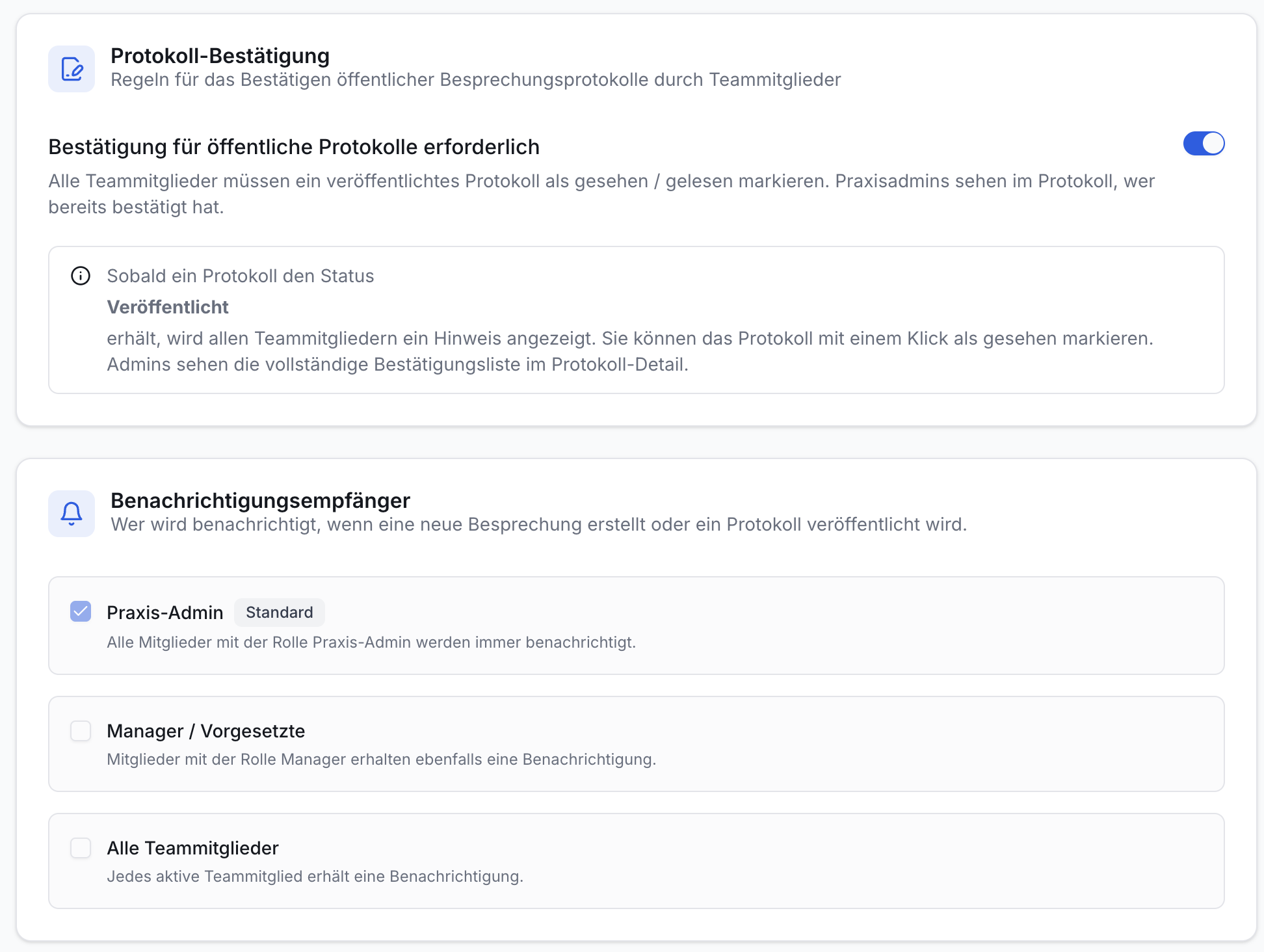 Einstellungen Besprechungen: Protokoll-Bestätigung aktiv mit Infotext. Benachrichtigungsempfänger zeigt aktiven Haken bei Praxis-Admin.