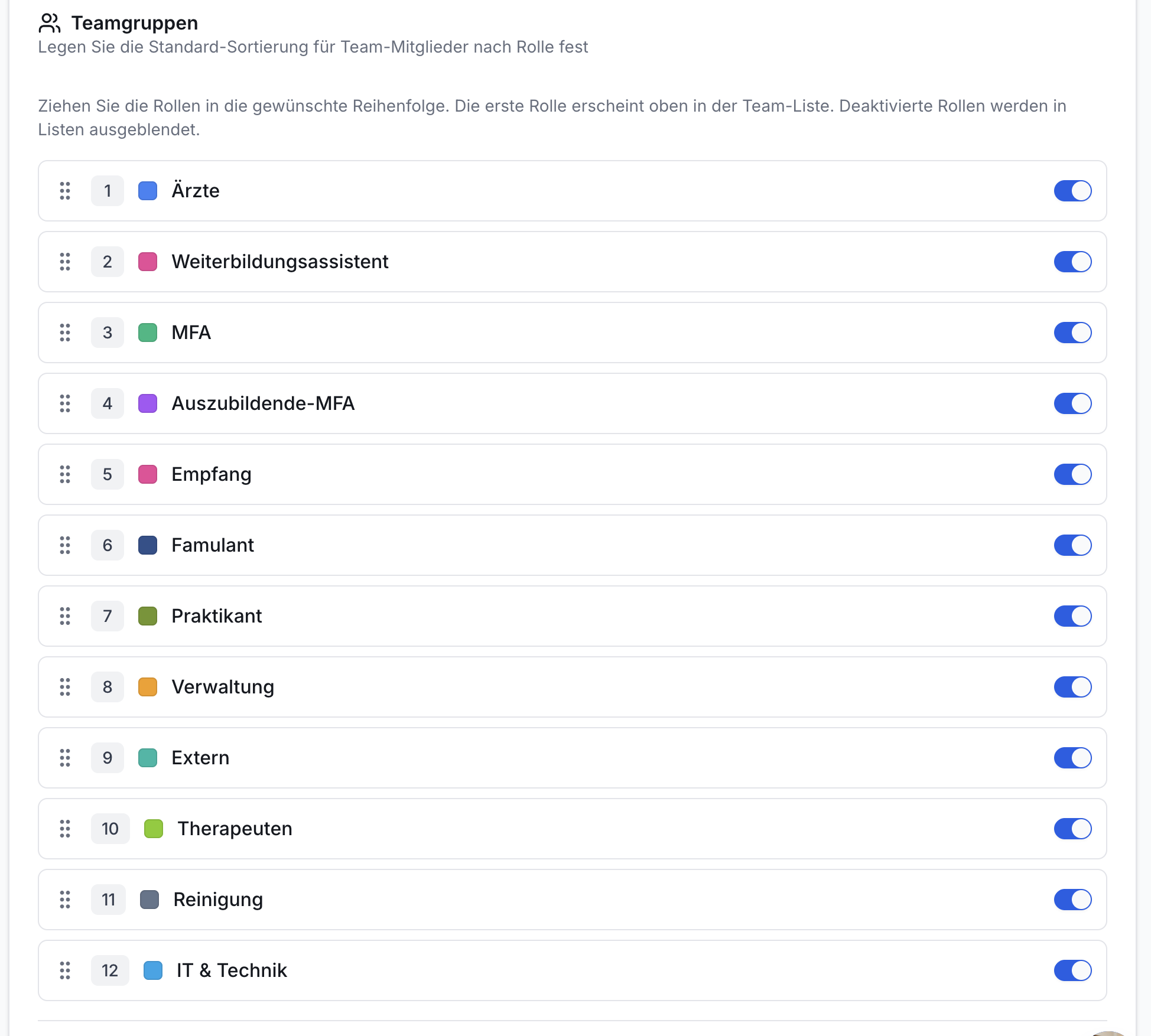 Screenshot der Teamgruppen-Verwaltung. Liste von 12 Teamrollen mit farbigen Markierungen, Nummern und Aktivierungs-Schaltern.