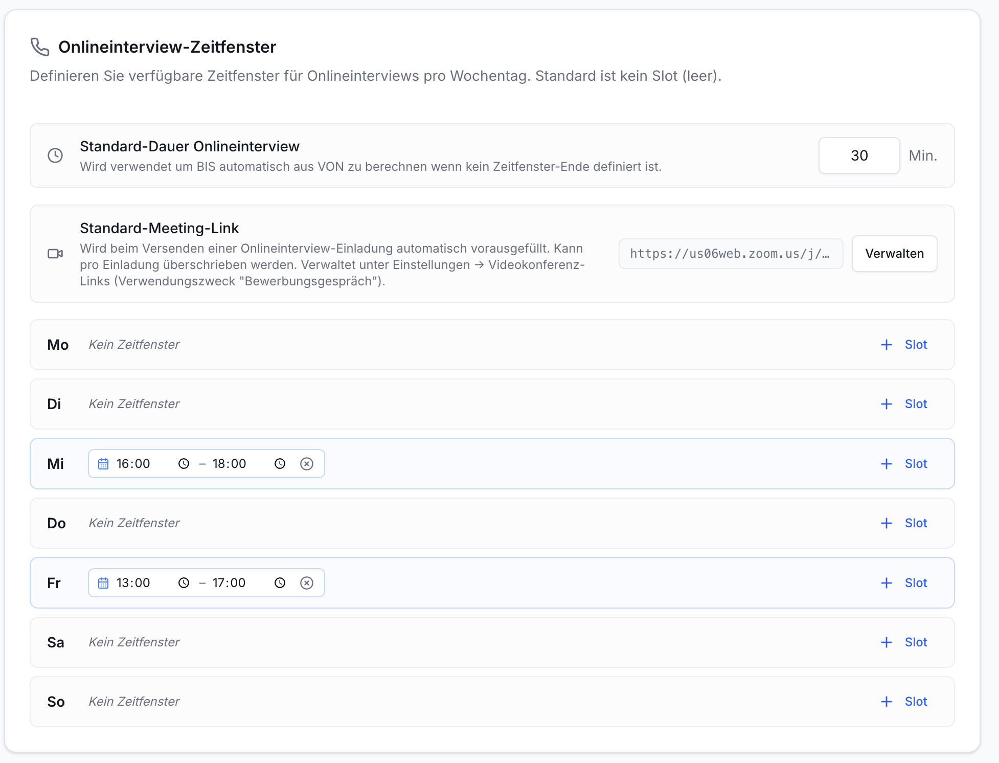 Onlineinterview-Zeitfenster. Felder Dauer (30 Min) und Meeting-Link. Wochenliste mit Slots Mi/Fr und '+ Slot'-Buttons.