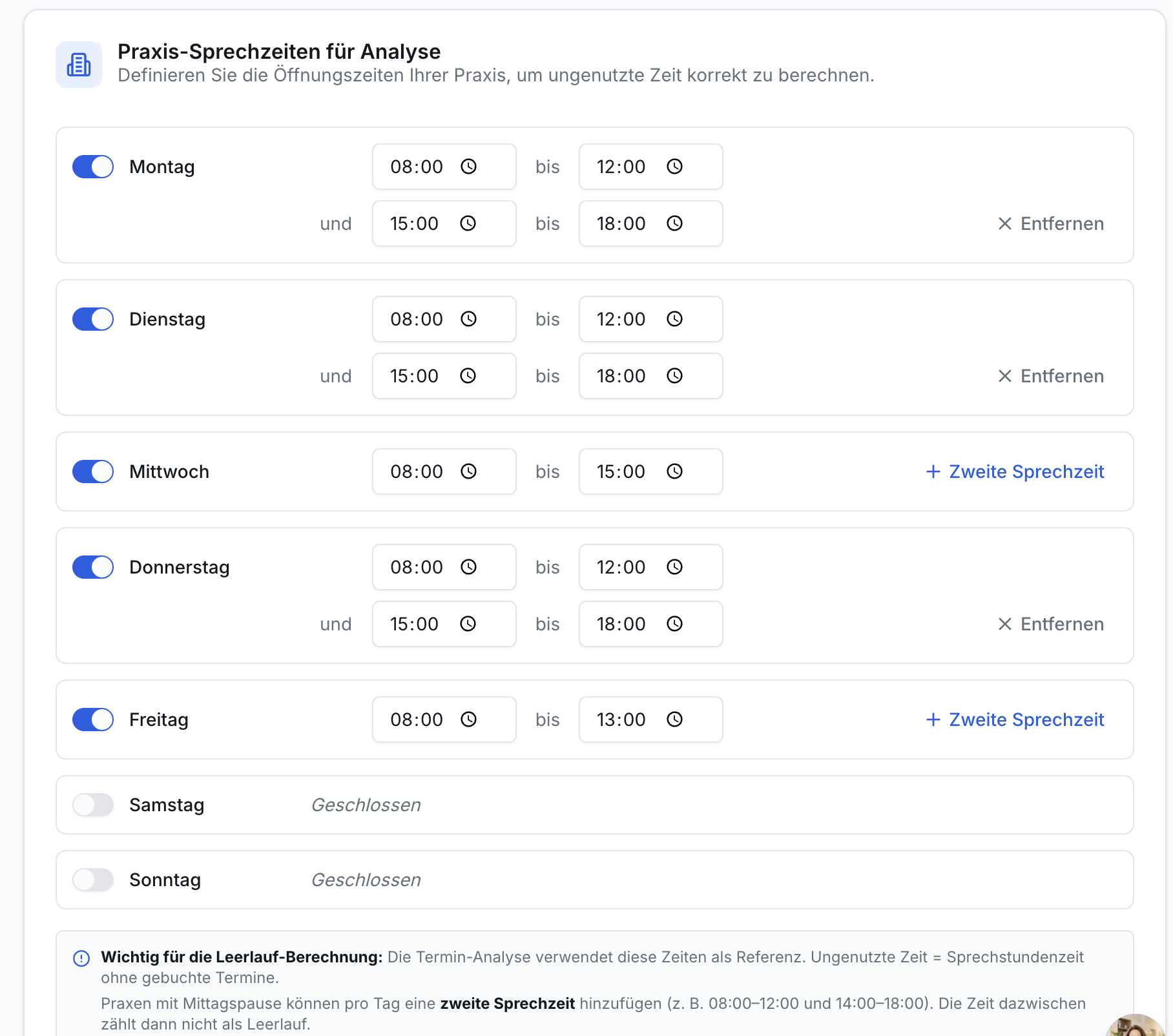 Screenshot der Einstellungsseite zur Definition von Praxis-Sprechzeiten mit Wochentagen, Schaltern, Zeitfeldern und Infobox zur Leerlauf-Berechnung.