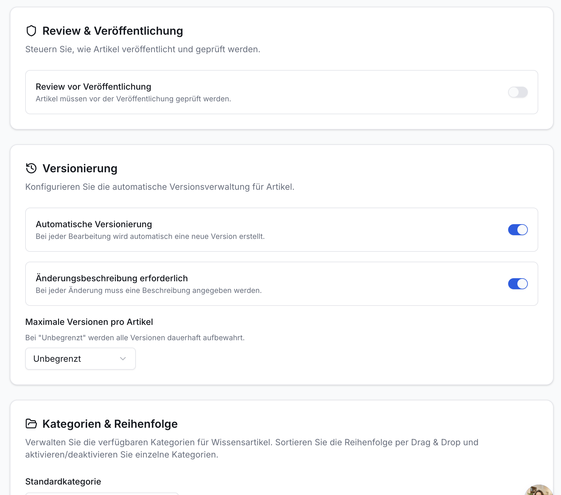 Wissensartikel-Einstellungen. Drei Bereiche: Review (Toggle aus), Versionierung (zwei Toggles an, Dropdown 'Unbegrenzt') und Kategorien (Eingabefeld).