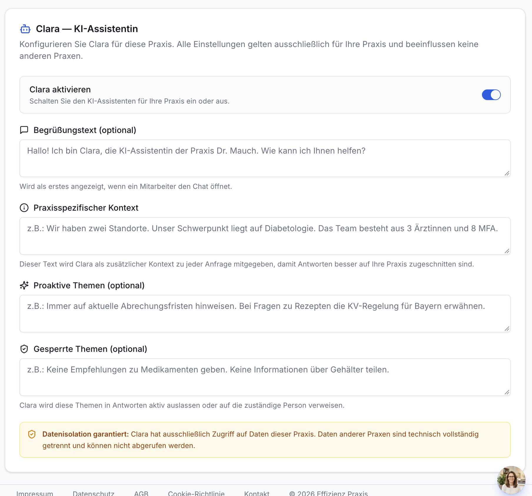Screenshot der Clara KI-Einstellungen. Schalter, 4 Textfelder (Begrüßung, Kontext, proaktive/gesperrte Themen). Gelber Datenisolationshinweis.