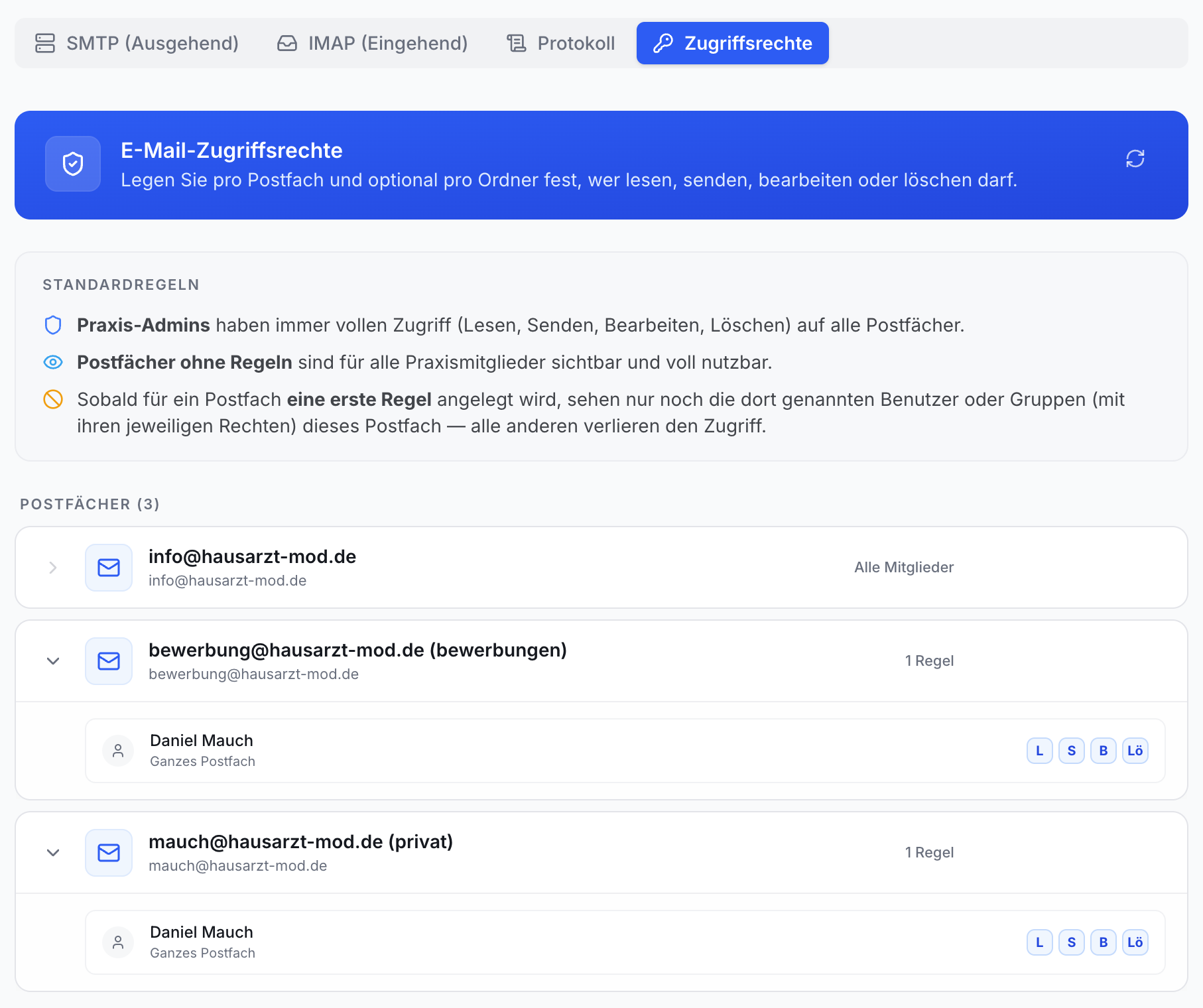 Screenshot der E-Mail-Zugriffsrechte-Verwaltung. Listet Standardregeln, 3 Postfächer mit Nutzern und deren Berechtigungen (L, S, B, Lö).